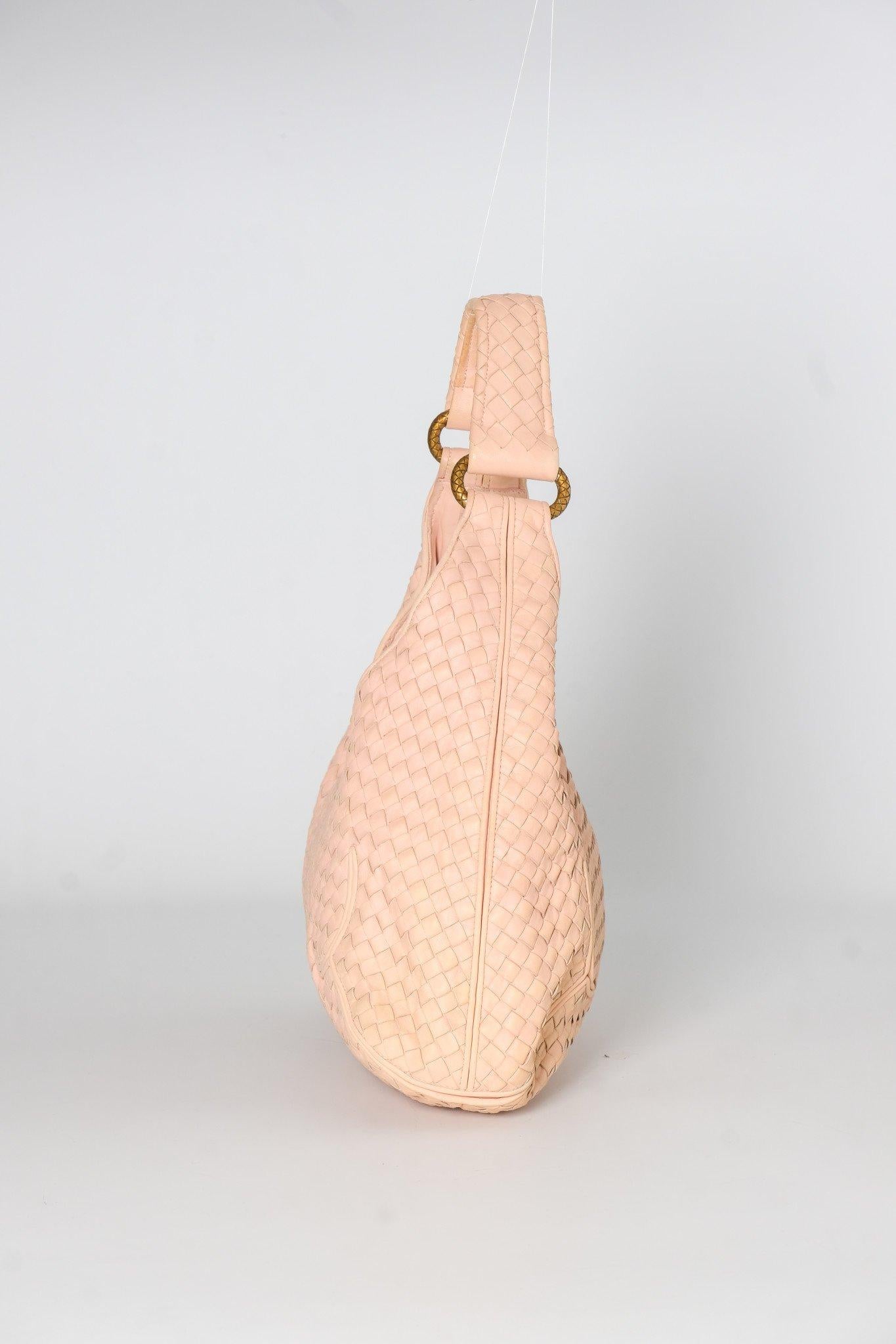 Bottega Veneta Nude Intrecciato Leather Hobo Bag In Fair Condition For Sale In Montreal, Quebec