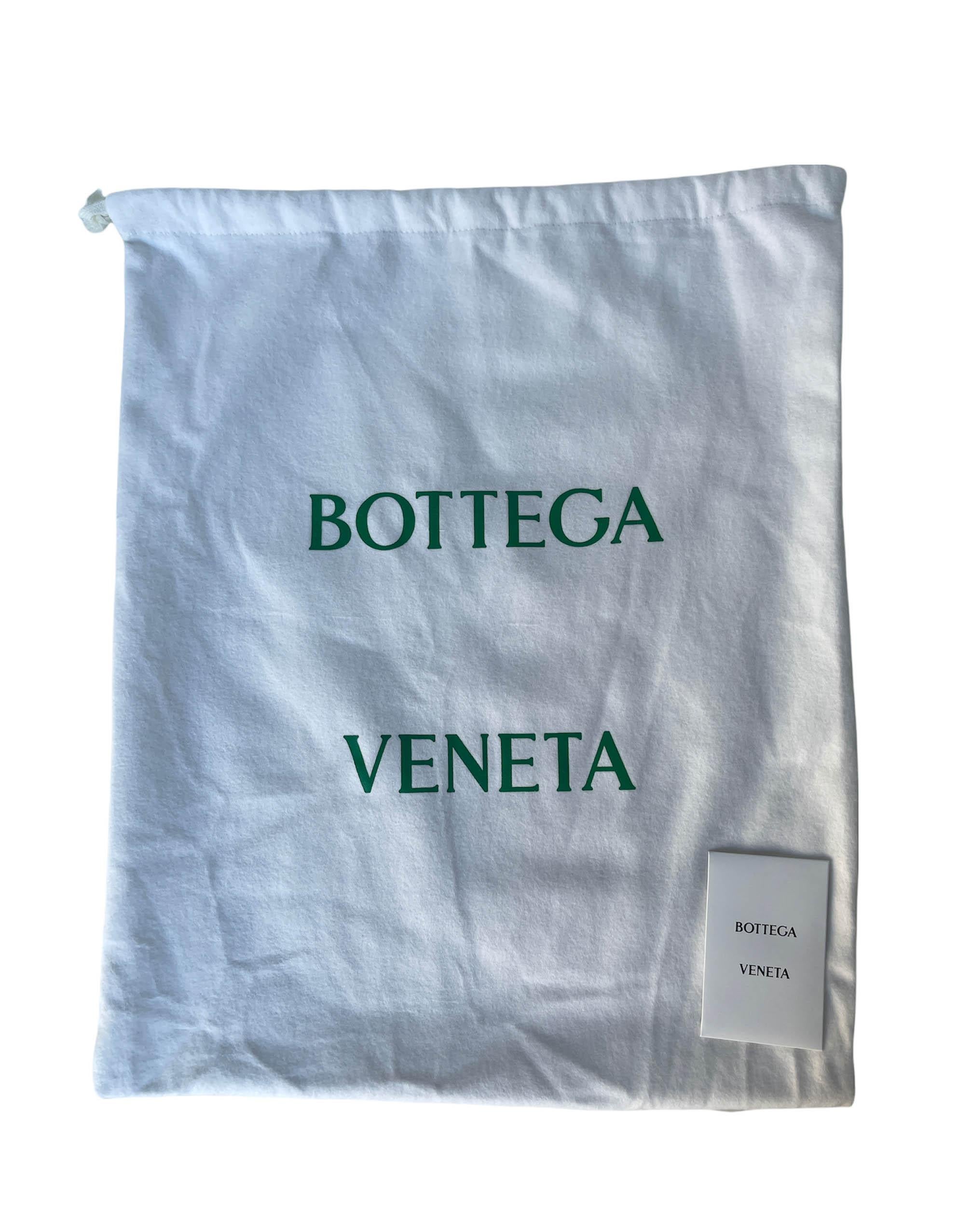 Bottega Veneta NWT Kobaltblaue Maxi Intrecciato Cassette Umhängetasche aus Lammfell 6