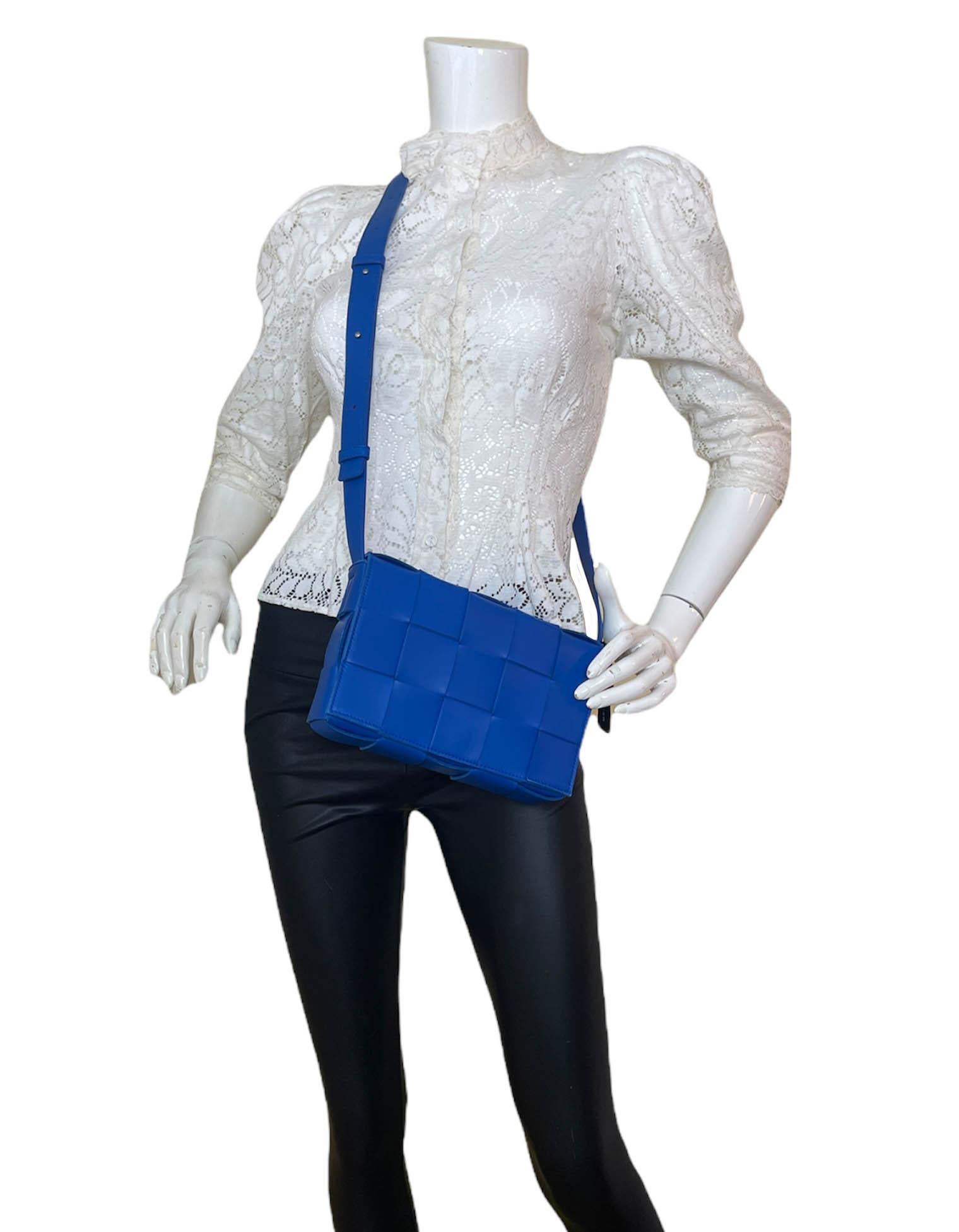 Bottega Veneta NWT Kobaltblau Lammfell Maxi Intrecciato Kassette Crossbody Tasche

Hergestellt in: Italien
Produktionsjahr: 2020-2021
Farbe: Kobaltblau
Hardware: Silvertone
Materialien: Lammleder und Metall
Innenfutter: Gebundenes Lammfell