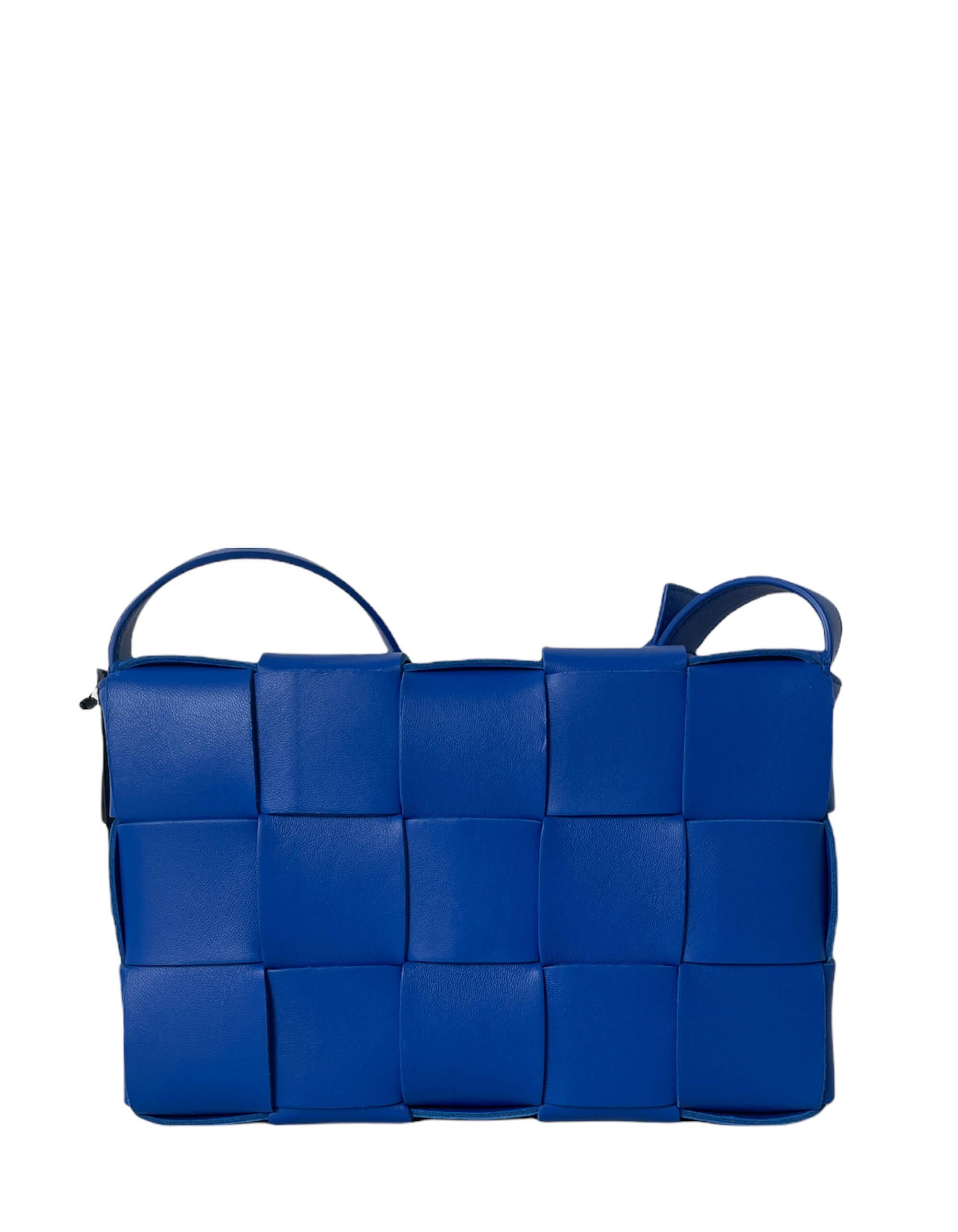 Bottega Veneta NWT Kobaltblaue Maxi Intrecciato Cassette Umhängetasche aus Lammfell (Blau)