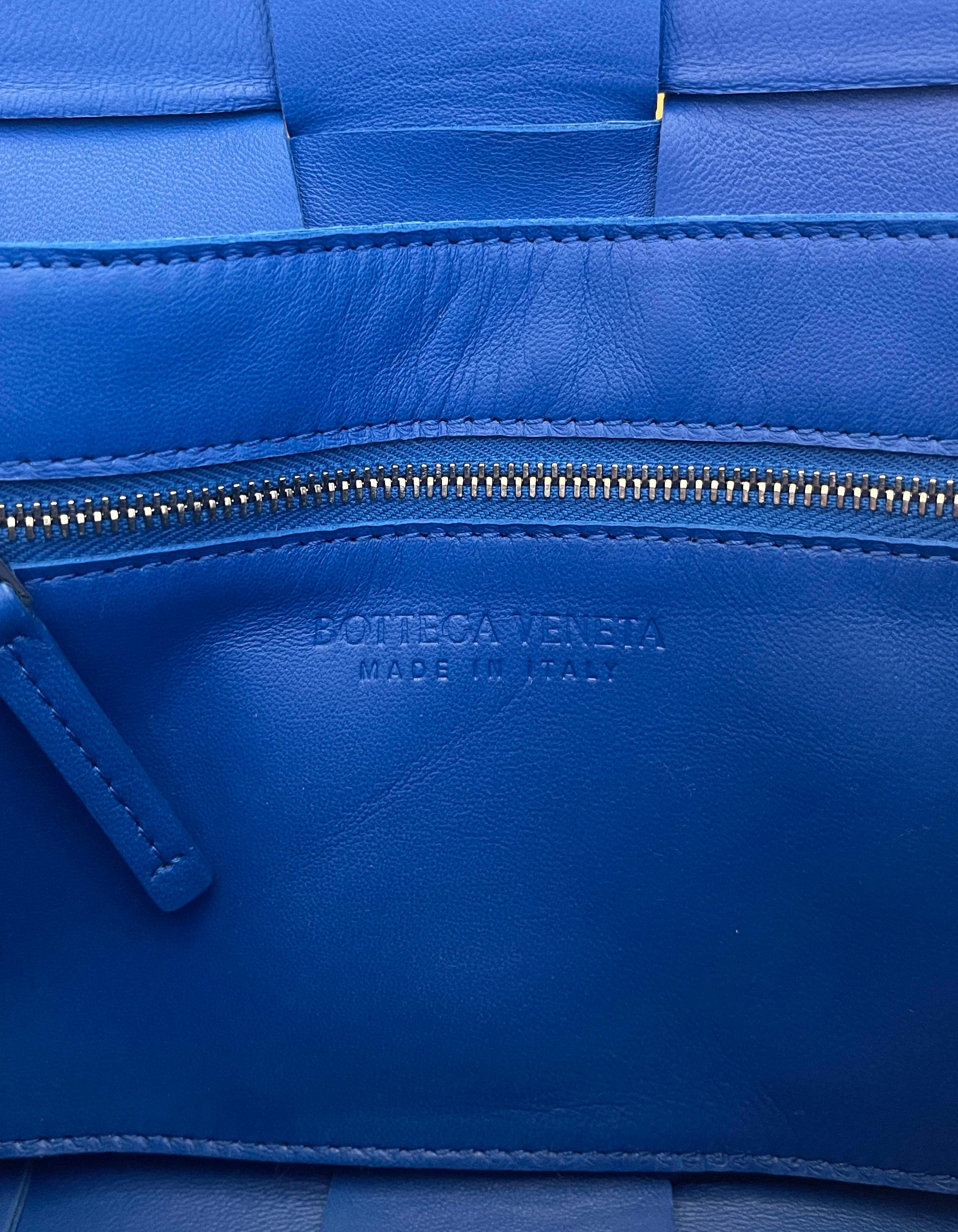 Bottega Veneta NWT Kobaltblaue Maxi Intrecciato Cassette Umhängetasche aus Lammfell 3