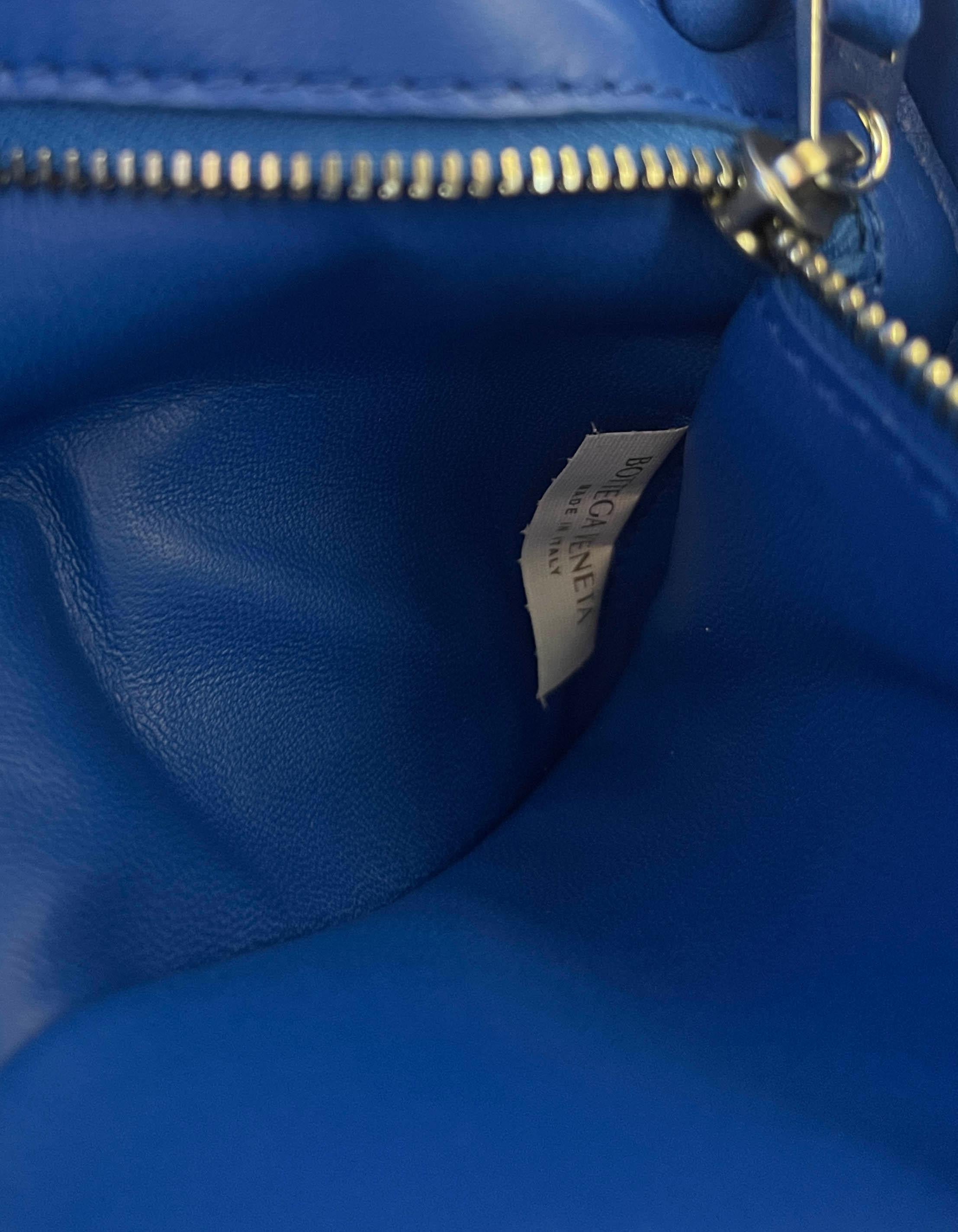 Bottega Veneta NWT Kobaltblaue Maxi Intrecciato Cassette Umhängetasche aus Lammfell 4