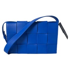 Bottega Veneta NWT Kobaltblaue Maxi Intrecciato Cassette Umhängetasche aus Lammfell