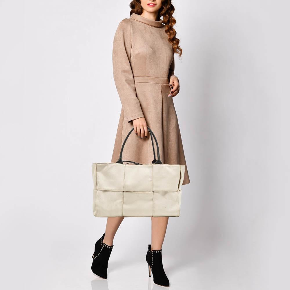 Mit dieser Tasche von Bottega Veneta haben Sie alles, was Sie für den Tag brauchen und Ihr Outfit ist komplett. Die aus den besten MATERIALEN gefertigte Tasche trägt die Handschrift der Maison Maison für kunstvolle Handwerkskunst und dauerhafte