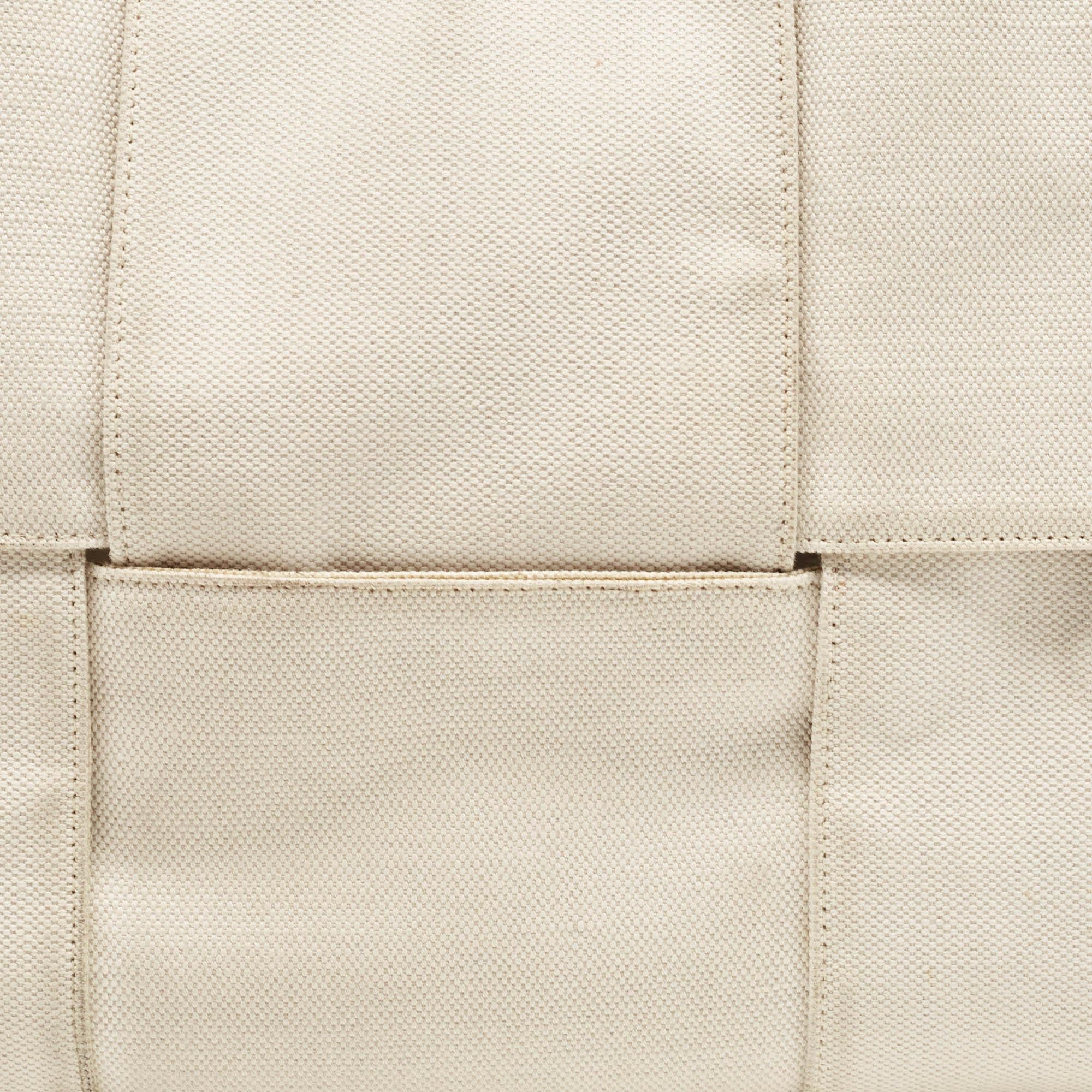 Bottega Veneta Off-White/Noir Intrecciato Canvas and Leather Arco Tote Pour femmes en vente