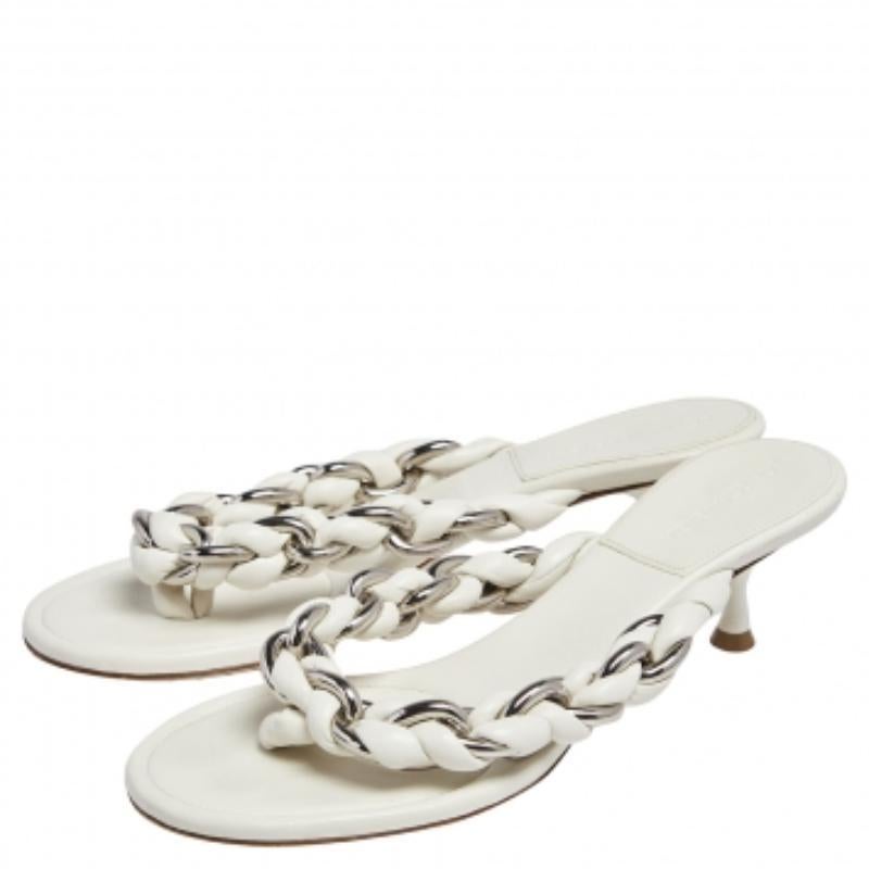 Diese Zehenstegsandalen von Bottega Veneta werden durch geflochtene Riemen aus Kettenleder hervorgehoben, die jedem Fuß Halt geben, und bieten modische Leichtigkeit. Sie sind mit Leder gefüttert und auf Kitten-Heels angehoben.