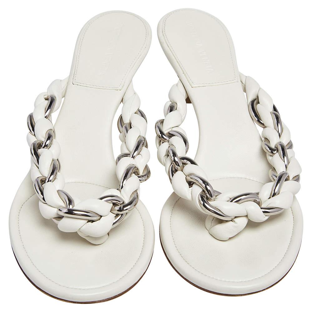 Gray Bottega Veneta Off White Braided Leather & Chain Thong Sandals Size 39 For Sale