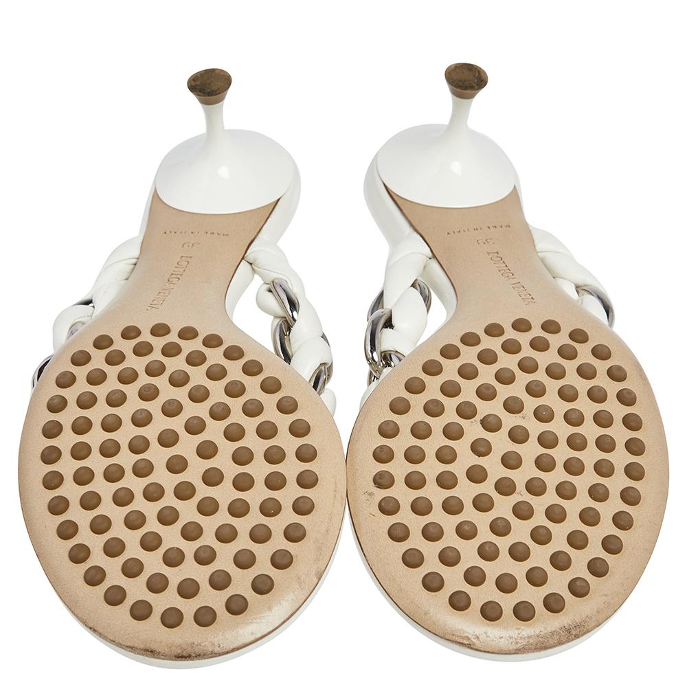 Bottega Veneta Sandalias de tiras de piel trenzada y cadena en blanco roto talla 39 2