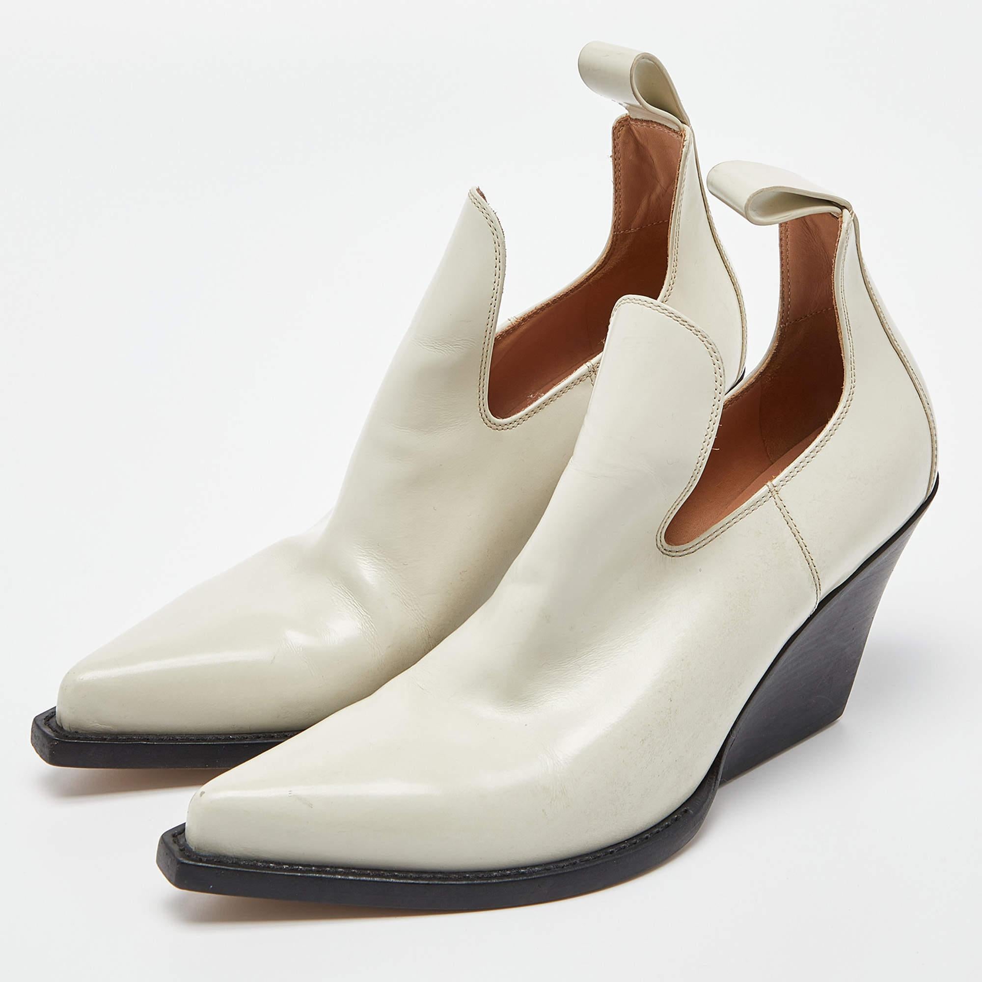 Bottega Veneta Off White Leather Lean Ankle Boots Size 38 In Good Condition In Dubai, Al Qouz 2