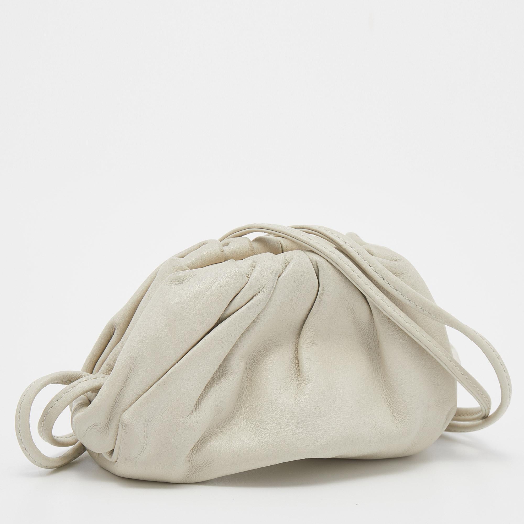 A bag that took the fashion world by storm, Bottega Veneta’s The Pouch clutch reflects Daniel Lee’s distinctive style choices. This version is skillfully made from leather into an unstructured silhouette that provides ample space. Get ready to