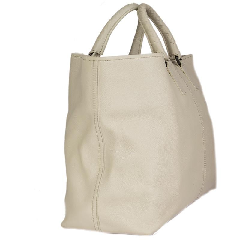 Bottega Veneta tote handbag in off-white grained leather and intrecciato handles. Lined part in taupe canvas and off-white suede. Has been carried and is in excellent condition. Comes with dust bag. 

Height 32cm (12.5in)
Width 42cm (16.4in)
Depth