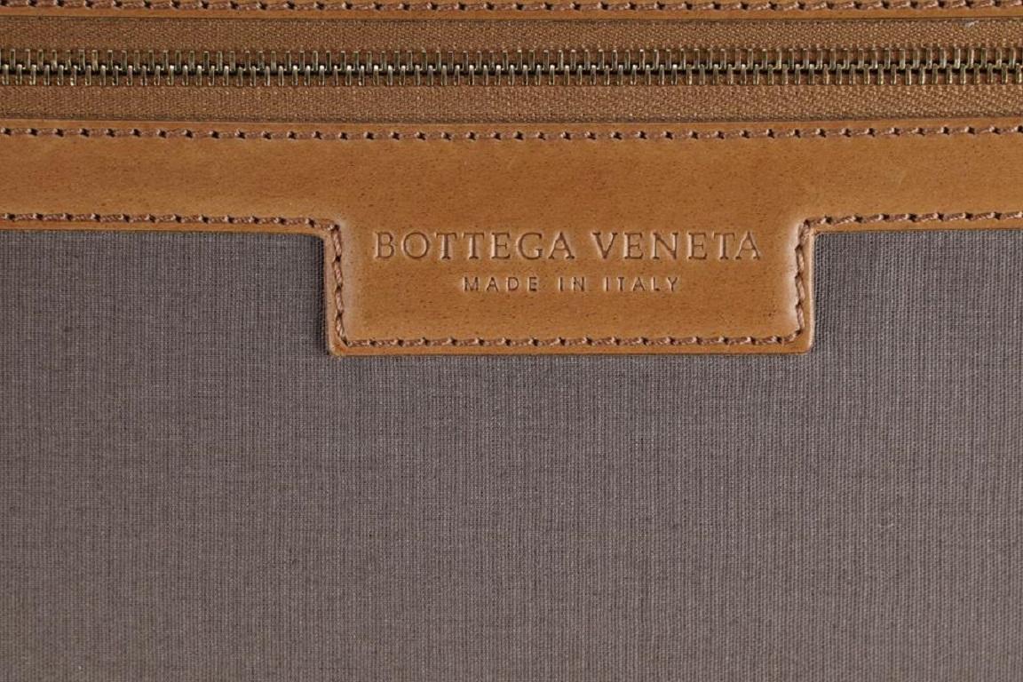 Bottega Veneta Off-White Rollendes Reisegepäck Tolley Koffer 381bot225 Damen im Angebot