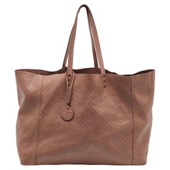 Sac cabas Intreccio Mirage en cuir embossé papillon rose ancien Bottega Veneta