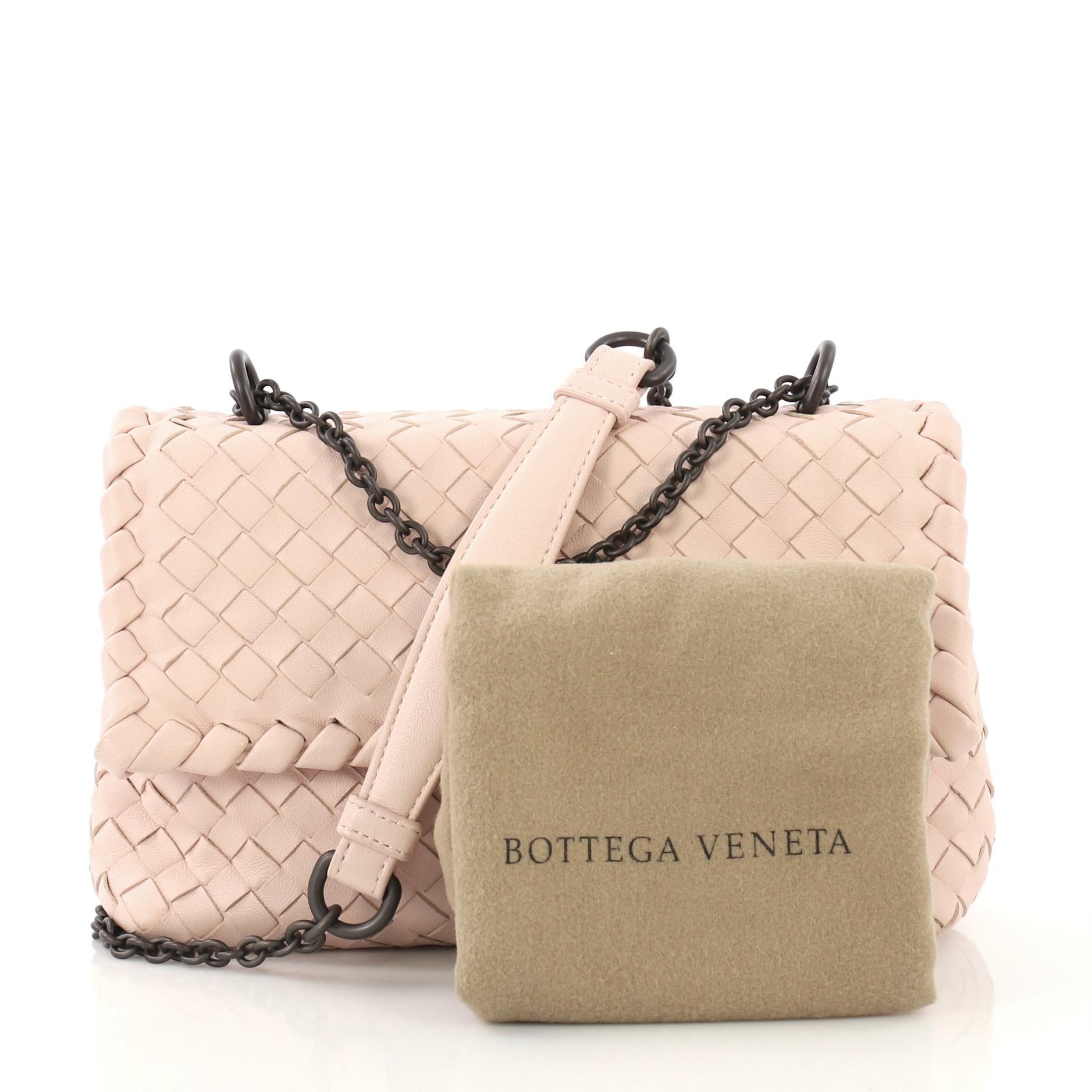 This Bottega Veneta Olimpia Crossbody Bag Intrecciato Nappa Baby, crafted from light pink intrecciato nappa leather, features chain link strap with leather pad and matte gunmetal-tone hardware. Its front flap with snap closure opens to a taupe suede