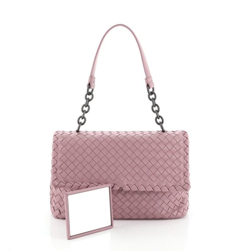 This Bottega Veneta Olimpia Crossbody Bag Intrecciato Nappa Baby, crafted from pink intrecciato nappa leather, features chain link strap with leather pad and matte gunmetal-tone hardware. Its front flap with snap closure opens to a gray suede