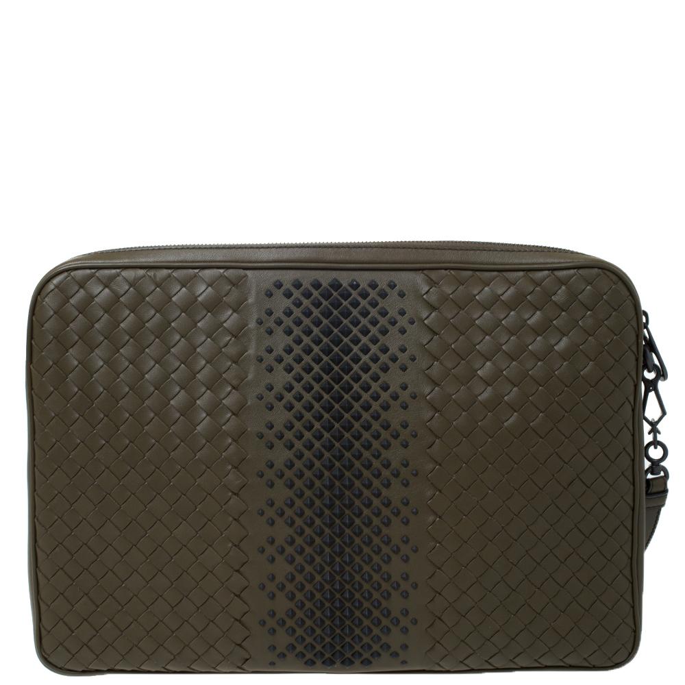 One look at this laptop case from Bottega Veneta and you'll be awed by its high style and magnificent appeal. It is crafted from leather and has the signature Intrecciato touch along with stylish stud embellishments. Flaunting a functional