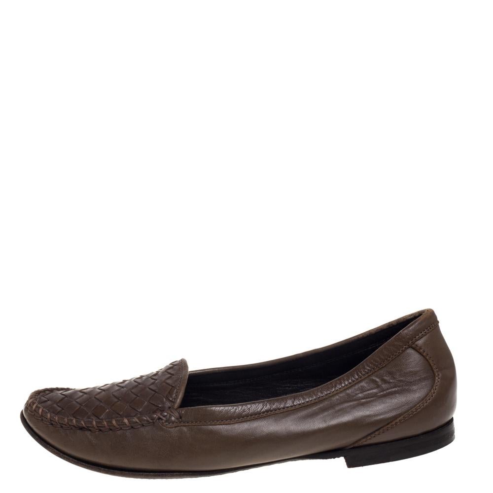 One glance at this pair from Bottega Veneta and you'll know what your shoe collection has been missing all along! Crafted with excellence in their Intrecciato pattern using leather, these loafers are simply luxe. Round toes, leather insoles, and