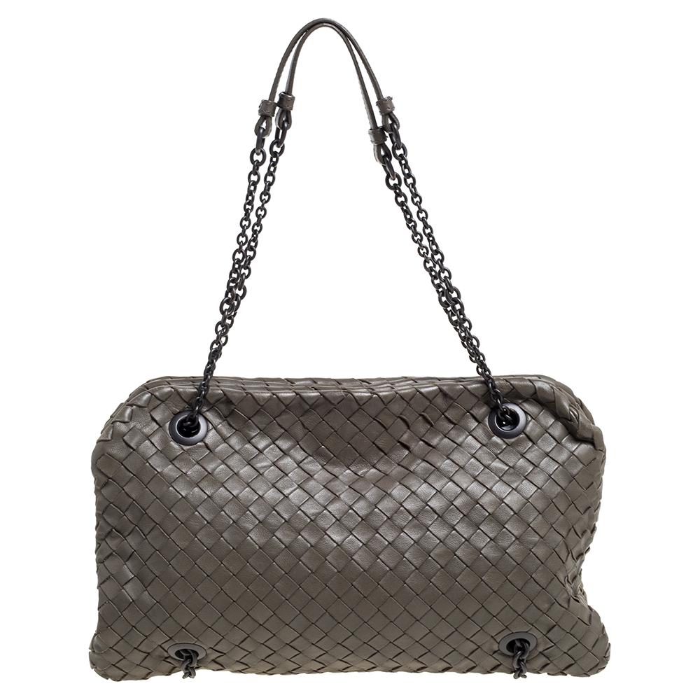 Effortlessly stylish, this Bottega Veneta bag is crafted from olive green Nappa leather and features the brand's iconic Intrecciato weave throughout. The bag has a magnetic closure that opens to reveal a suede-lined interior which is quite spacious.