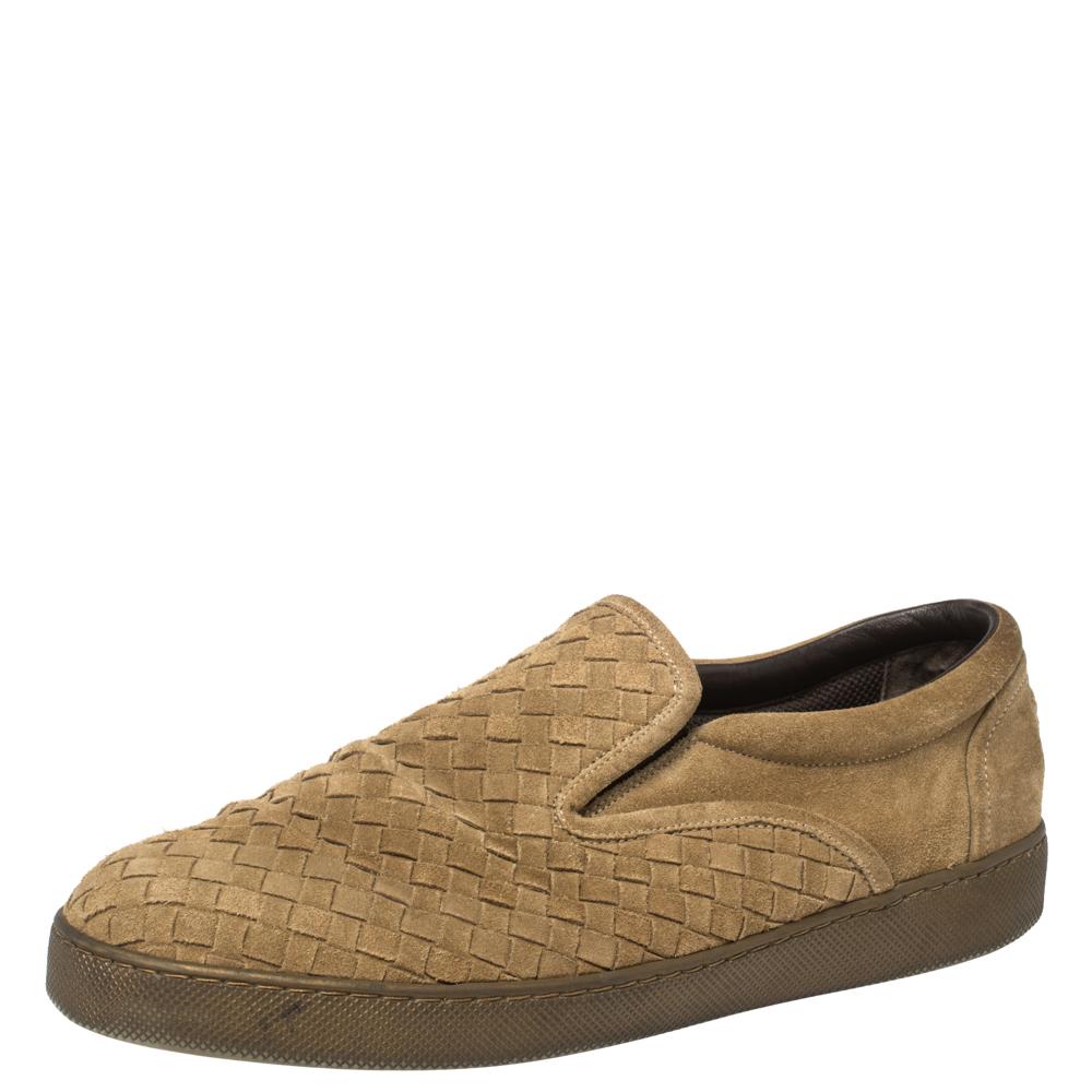 Beautifully crafted in olive green suede, these Bottega Veneta slip-on sneakers are sure to offer a sleek style. Featuring the iconic and instantly recognizable intrecciato design all over the surface, these shoes, with sturdy soles and comfortable