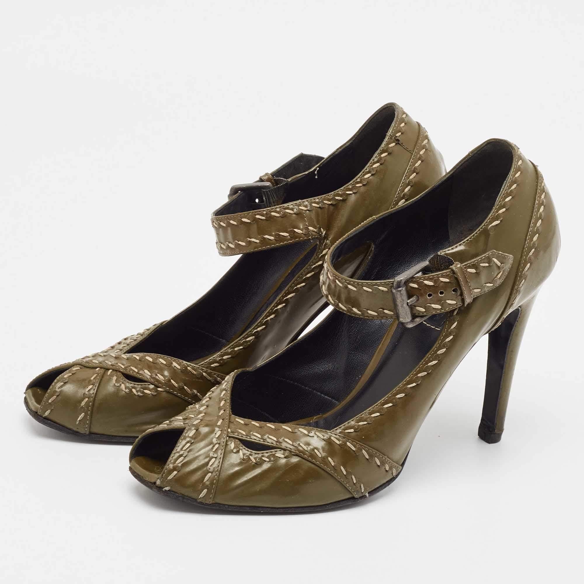 Discover footwear elegance with these Bottega Veneta Mary Jane pumps. Meticulously designed these heels marry fashion and comfort ensuring you shine in every setting.