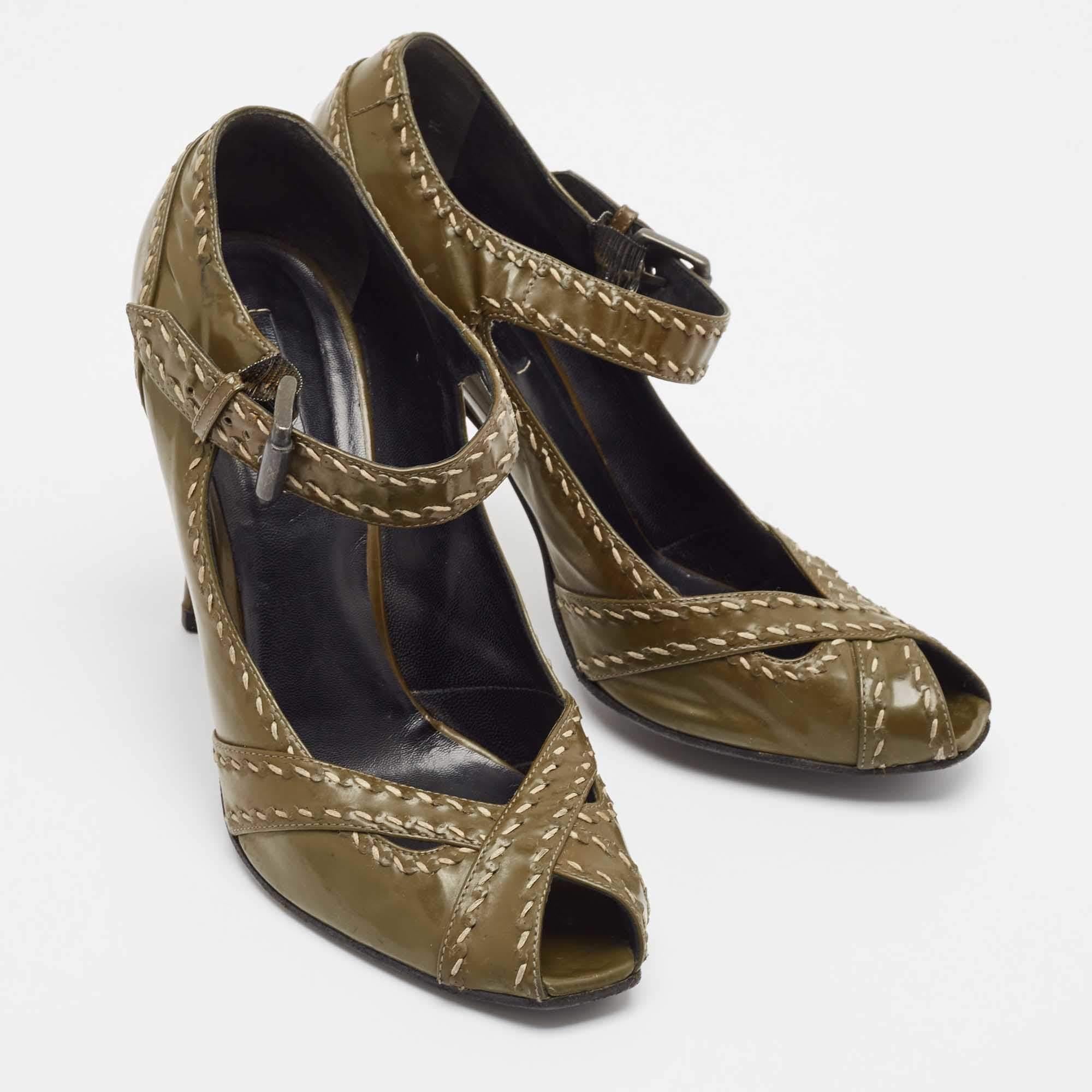 Bottega Veneta Olive Green Patent Leather Mary Jane Pumps Size 40 In Fair Condition For Sale In Dubai, Al Qouz 2