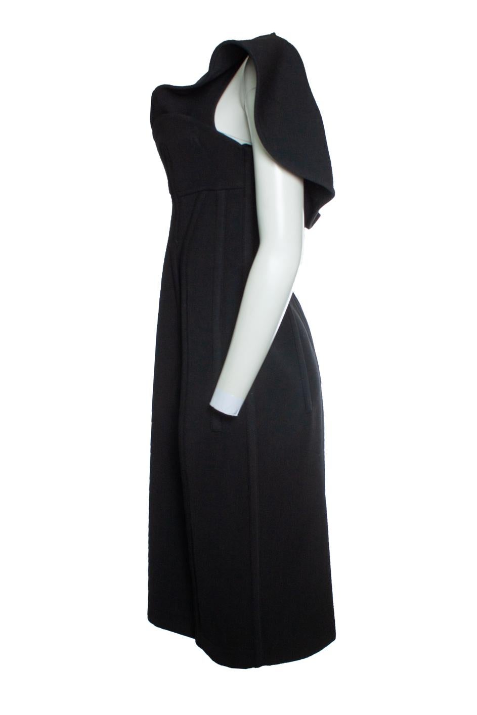 Bottega Veneta, robe bustier en laine à une épaule. L'article est en excellent état. 

CONDITION : très bon état.

TAILLE : IT40 - XS

MESURES : longueur 102 cm, largeur 42 cm, taille 36 cm

MATERIAL : 100% laine

ENTRETIEN : nettoyage à