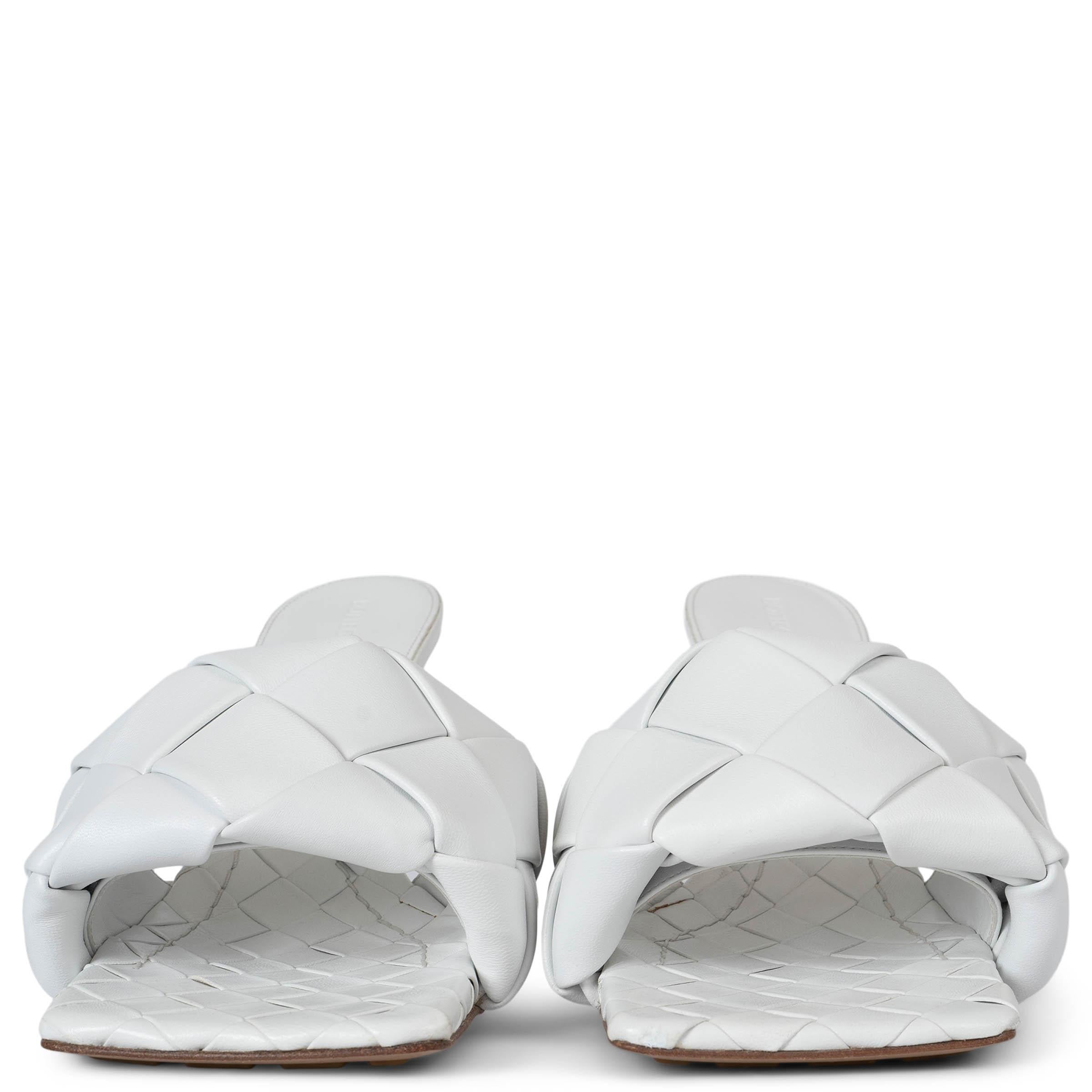 These 100% authentic Bottega Veneta Lido 90 mule sandals in Optic white are crafted from luxurious Maxi Intrecciato woven lambskin. They feature stylish square toes and a rubber-injected leather outsole for added comfort and stability. A modern and