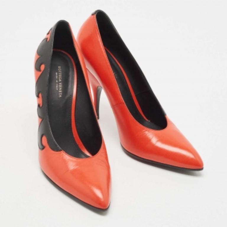 Bottega Veneta Orange/Schwarze Leder-Pumps Größe 38 im Zustand „Gut“ im Angebot in Dubai, Al Qouz 2
