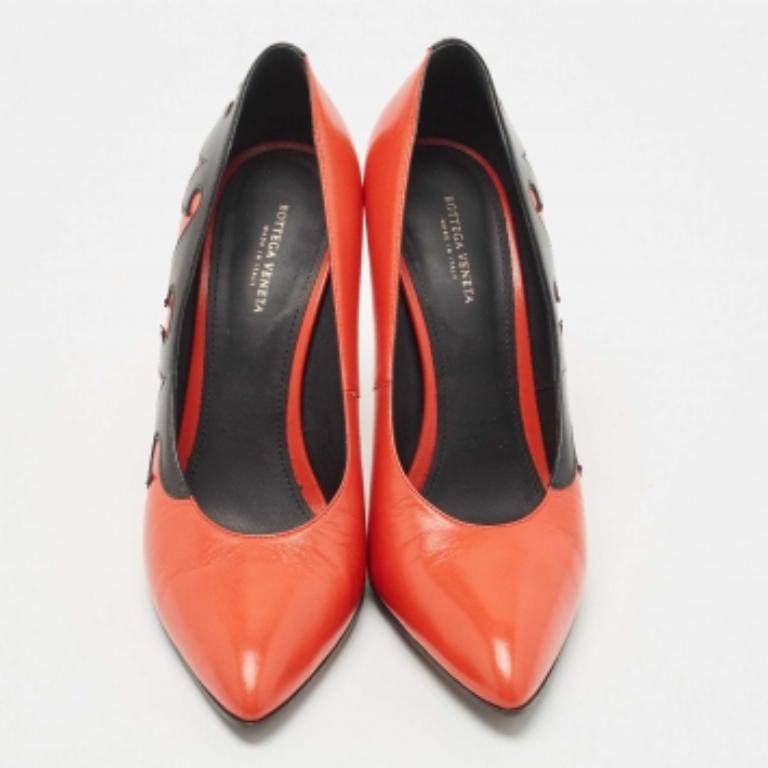 Bottega Veneta Orange/Schwarze Leder-Pumps Größe 38 Damen im Angebot