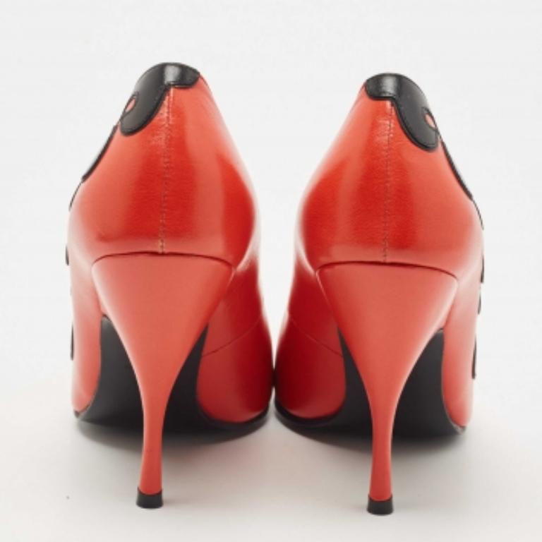Bottega Veneta Orange/Schwarze Leder-Pumps Größe 38 im Angebot 1