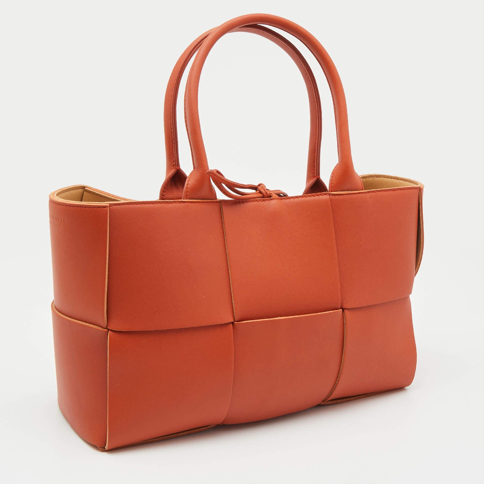 https://a.1stdibscdn.com/bottega-veneta-orange-intrecciato-leather-arco-tote-for-sale-picture-2/v_13101/v_208811121699367109292/luxury_women_bottega_veneta_used_handbags_p849813_006_master.jpg