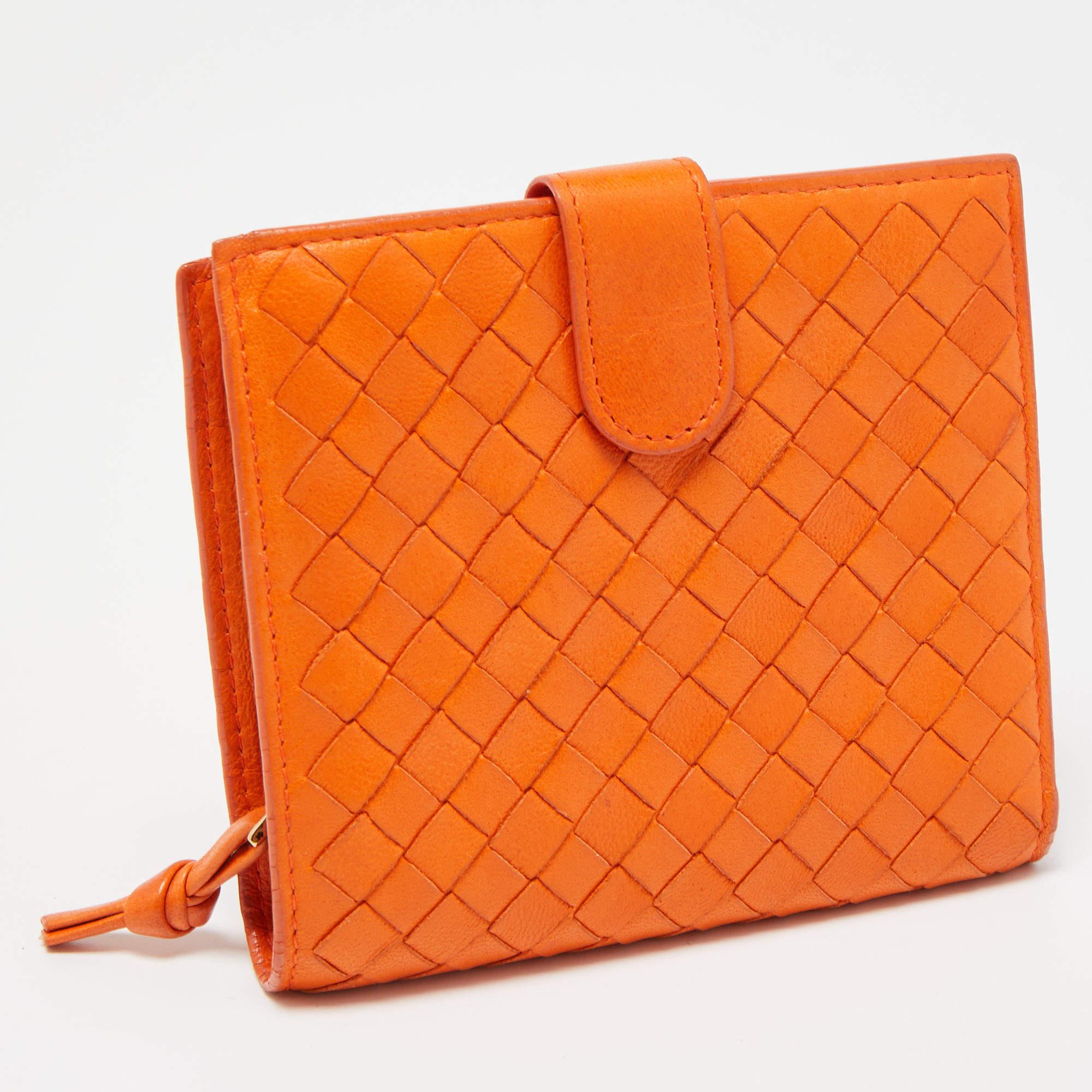 Bottega Veneta Orange Intrecciato Leather Bifold Zip Wallet In Good Condition For Sale In Dubai, Al Qouz 2