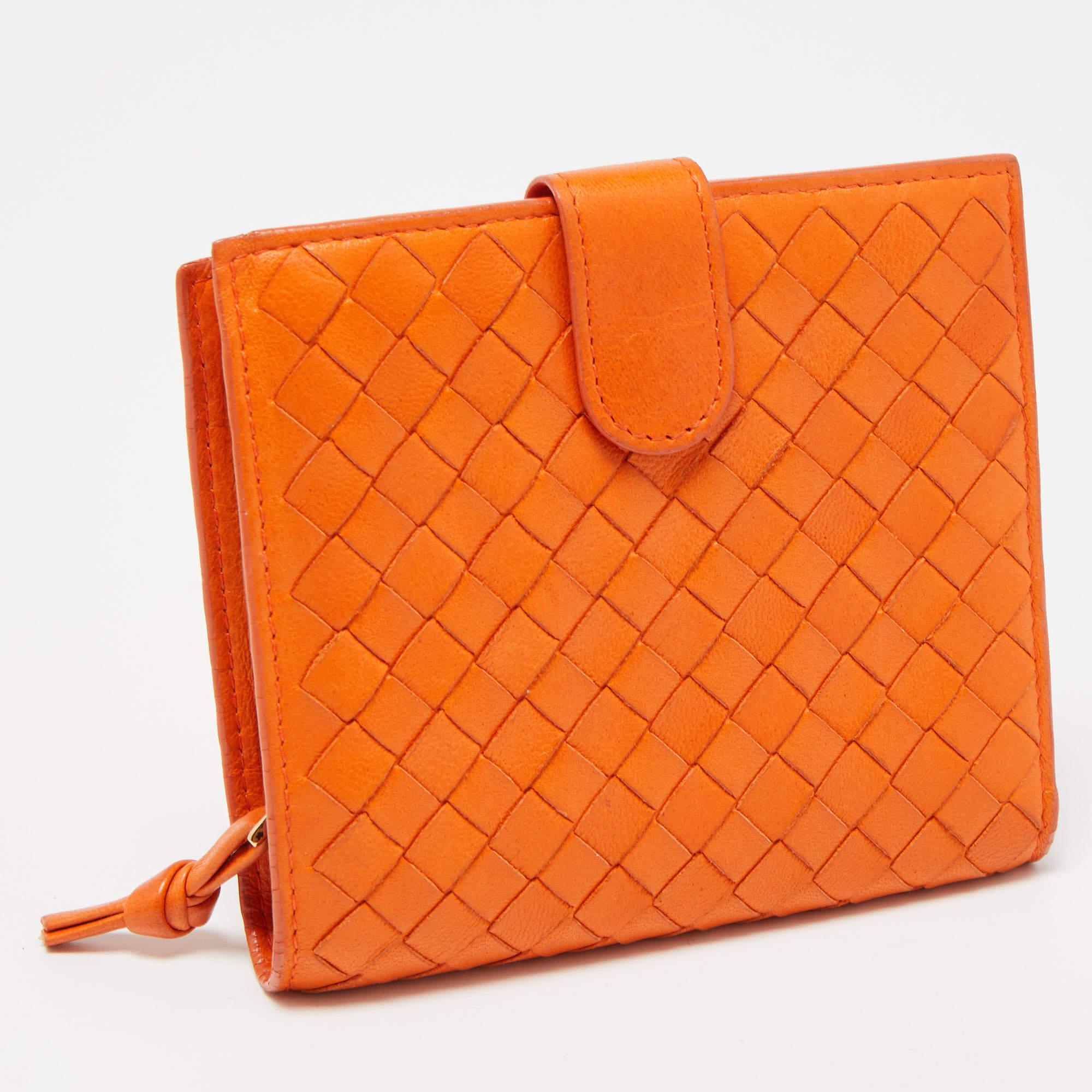 Bottega Veneta Orange Intrecciato Leather Bifold Zip Wallet In Good Condition In Dubai, Al Qouz 2
