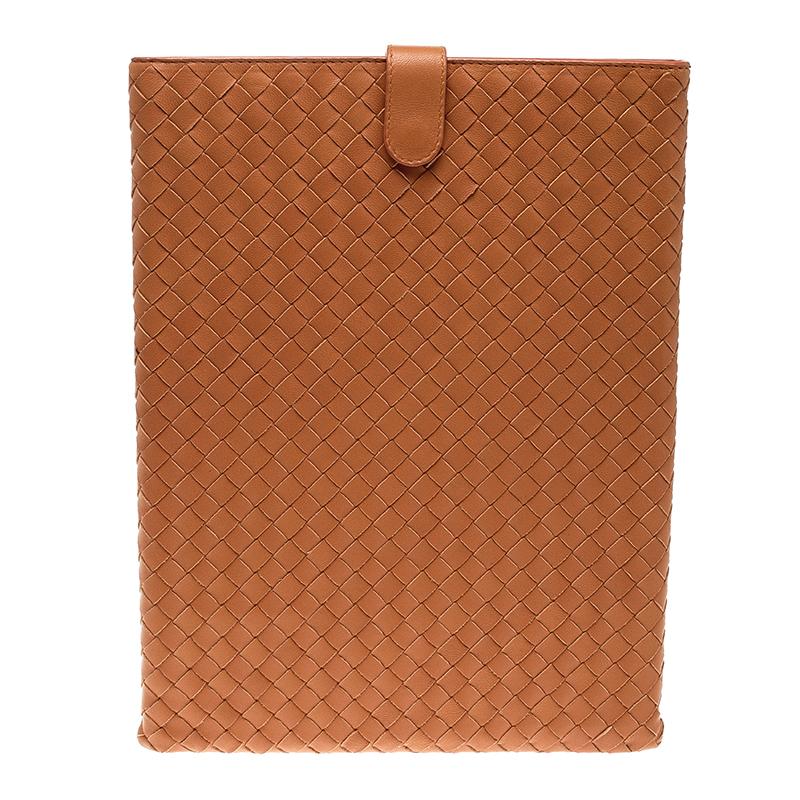 Intreciatto weaves and a lush leather construction ensure that you can carry your iPad in a chic and stylish manner. Presented by the house of Bottega Veneta, this iPad case is a great way to flaunt your style and make a trend statement while