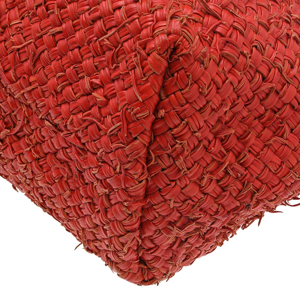 One look at this Cabat tote from Bottega Veneta and you'll know why it is a coveted piece. It is high in style and magnificent in appeal. Crafted from leather using their Intrecciato weaving technique and held by two rolled handles, it is brimming