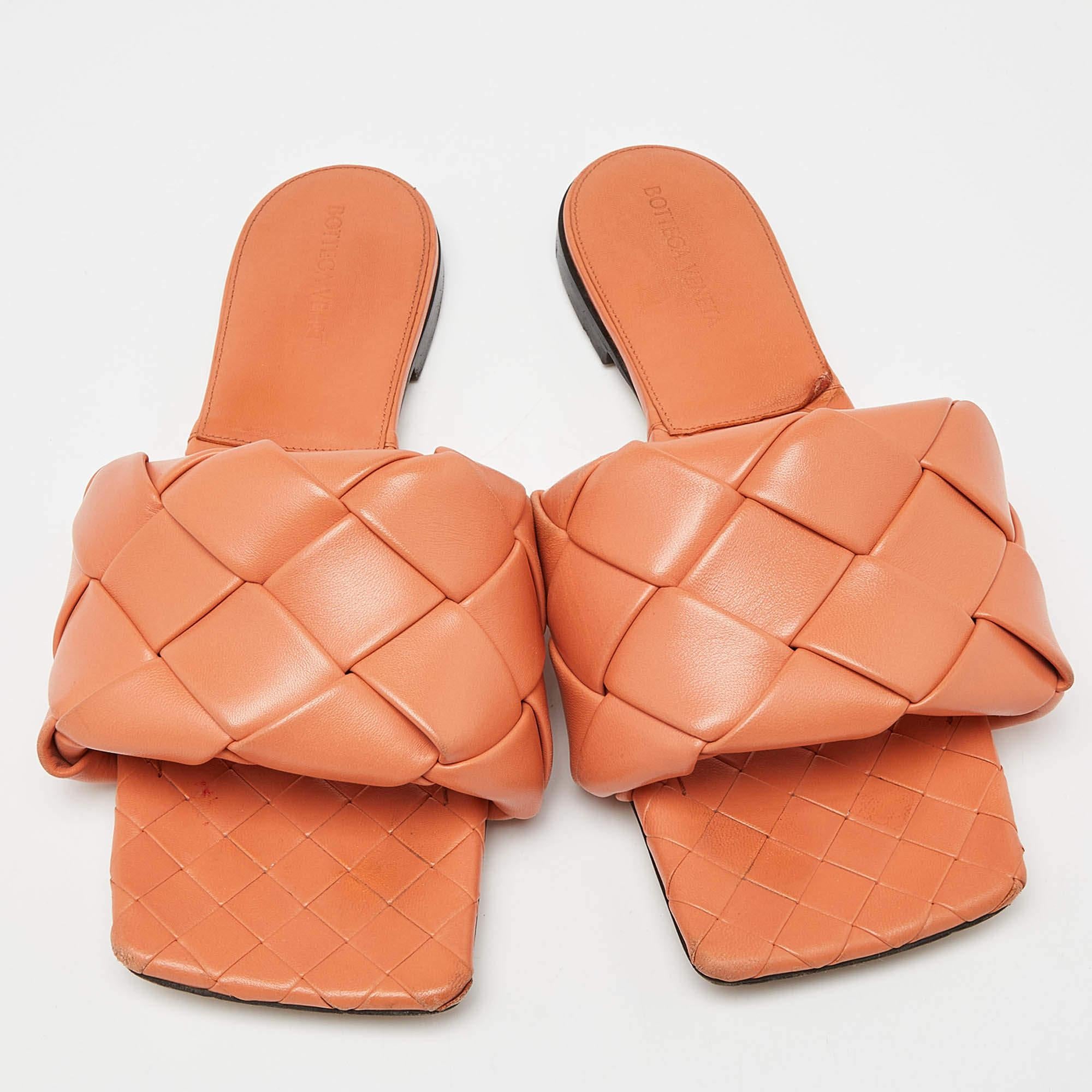 Bottega Veneta Orange Intrecciato Leather Lido Flat Slides Size 41 In Good Condition For Sale In Dubai, Al Qouz 2