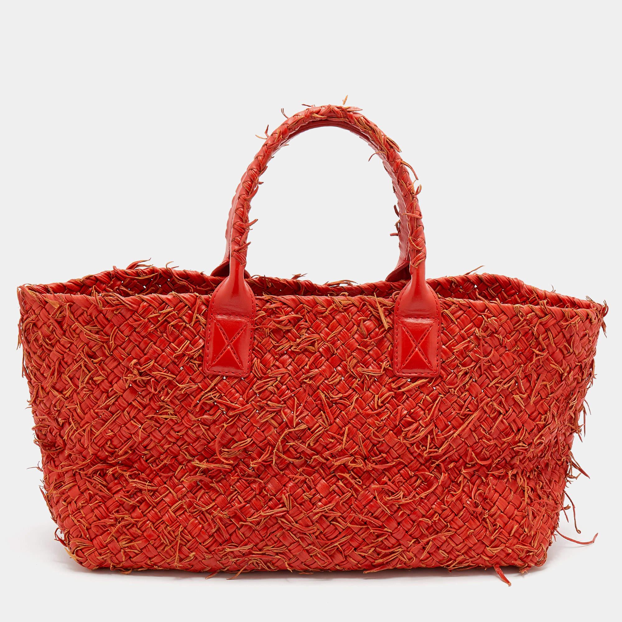One look at this Cabat tote from Bottega Veneta and you'll know why it is a coveted piece. It is high in style and magnificent in appeal. Crafted from leather using their Intrecciato weaving technique and held by two rolled handles, it is brimming