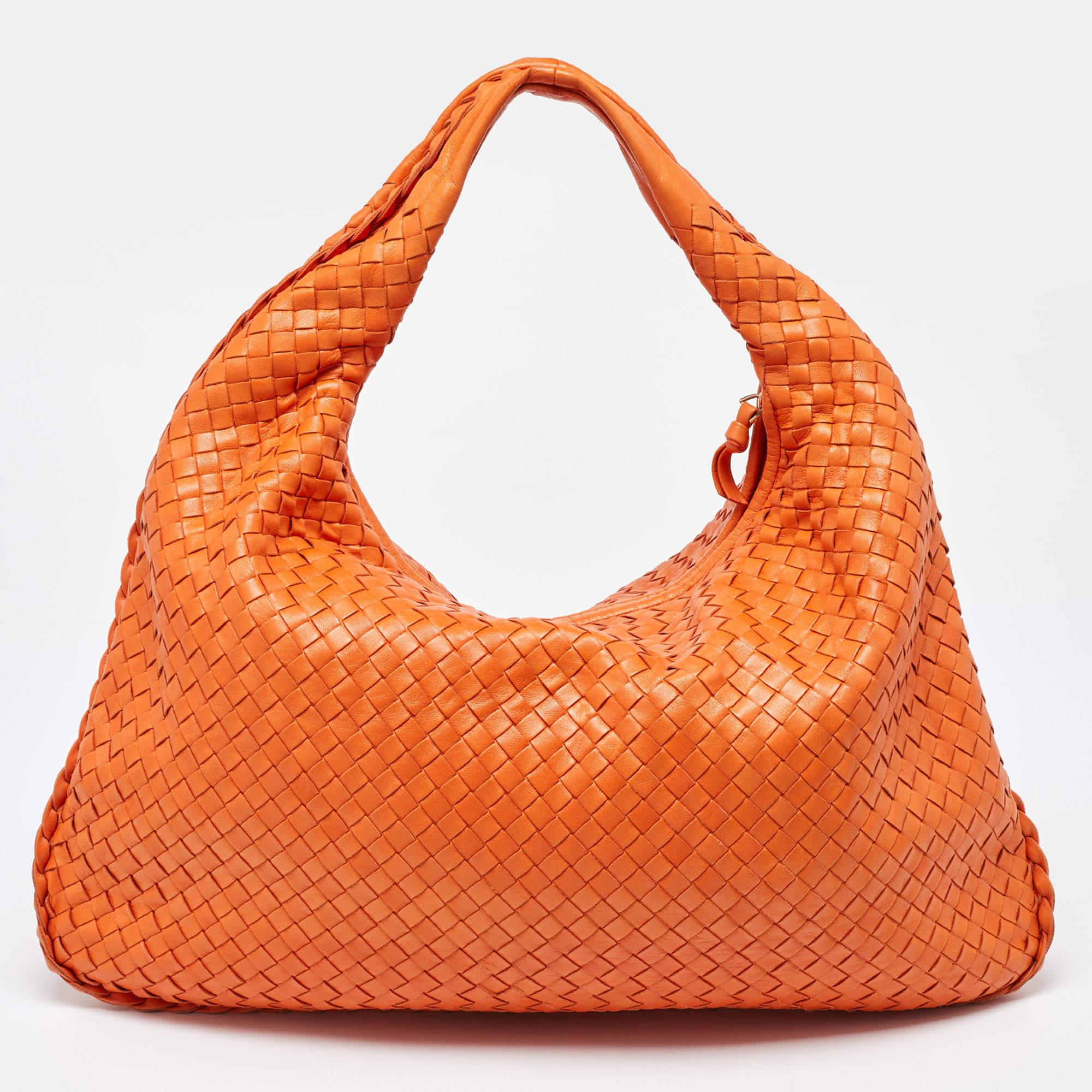 Stylish handbags never fail to make a fashionable impression. Make this designer hobo yours by pairing it with your sophisticated workwear as well as chic casual looks.

Includes: Mirror, Info Booklet