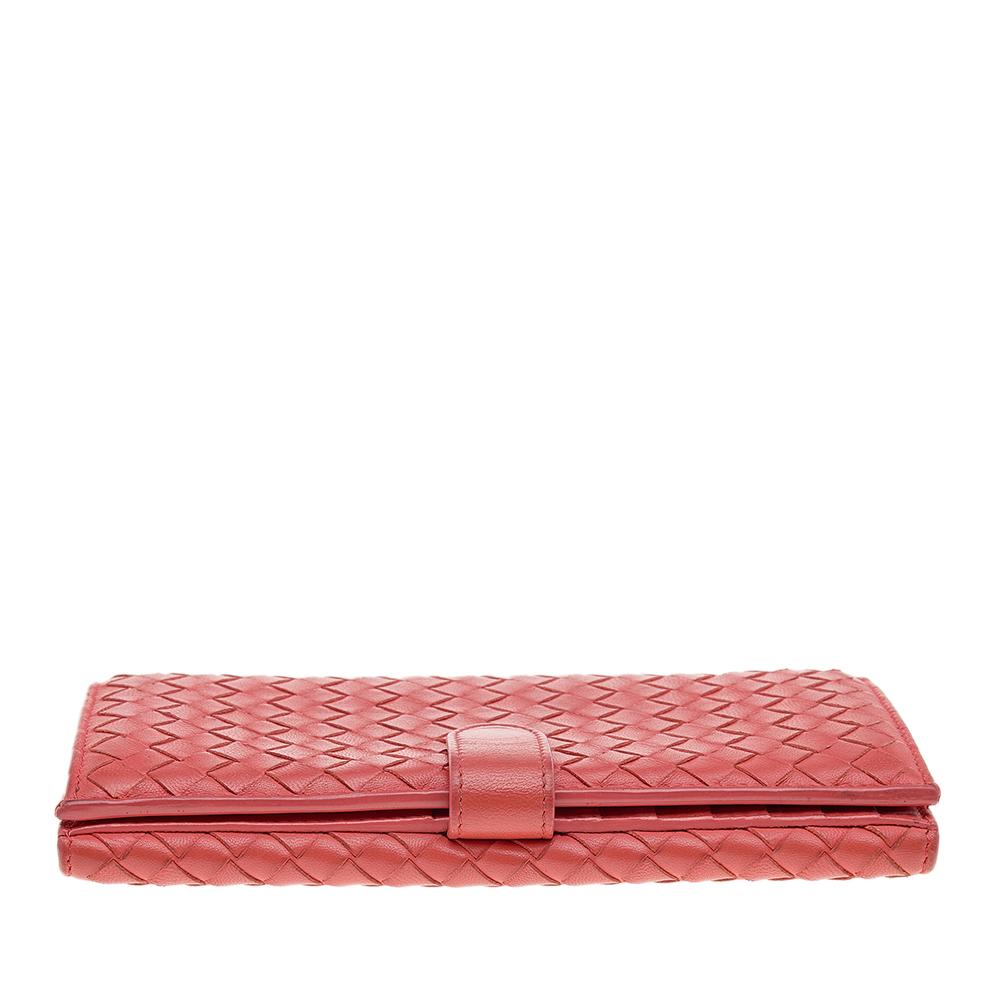 This designer wallet by Bottega Veneta is made in the signature Intrecciato weave. Crafted from leather, this orange wallet is equipped with multiple card slots, cash slots, and a flap compartment.