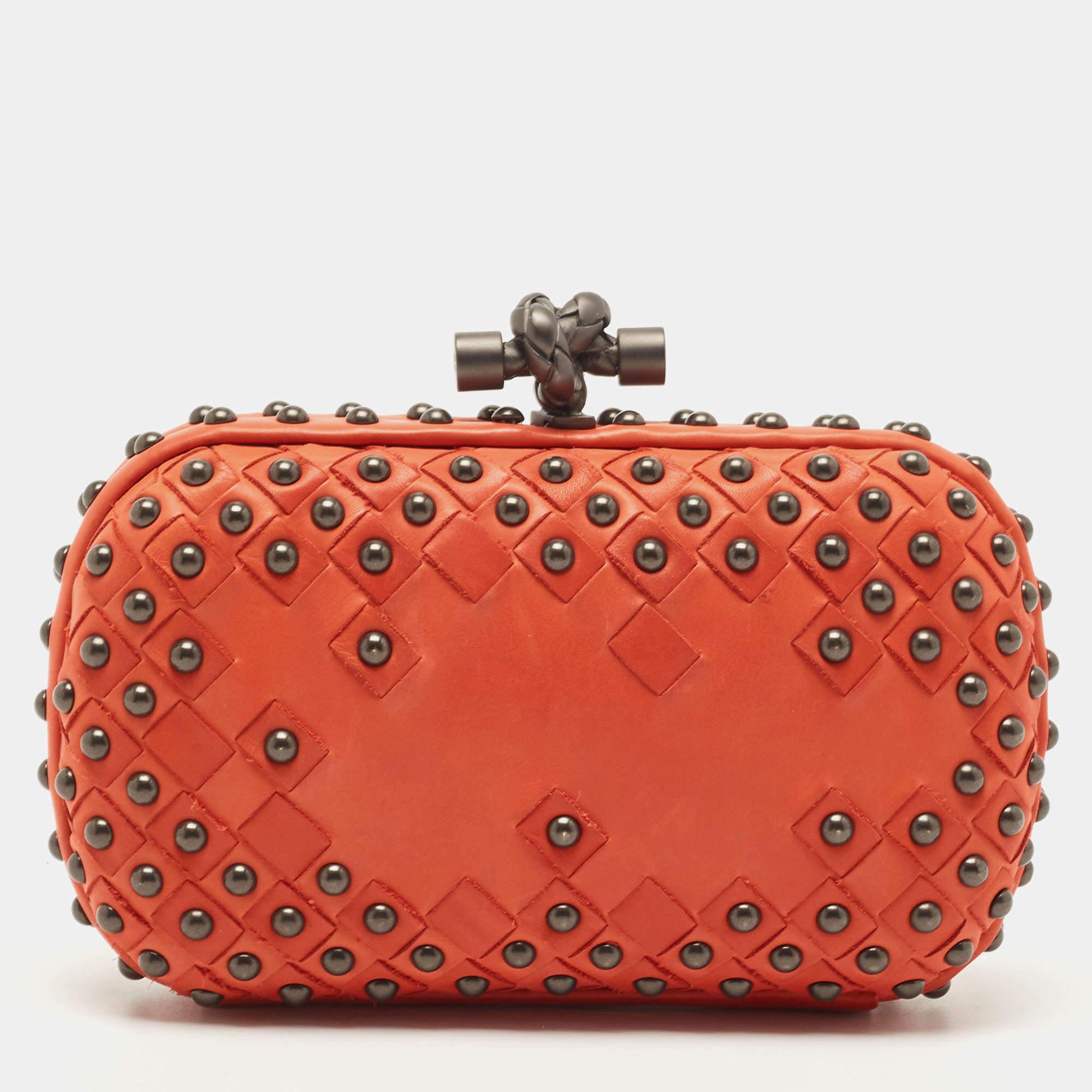 This Bottega Veneta clutch is just the right accessory to compliment your chic ensemble. It comes crafted in quality material featuring a roomy interior that can comfortably hold all your little essentials like lipstick, cards, and phone.

