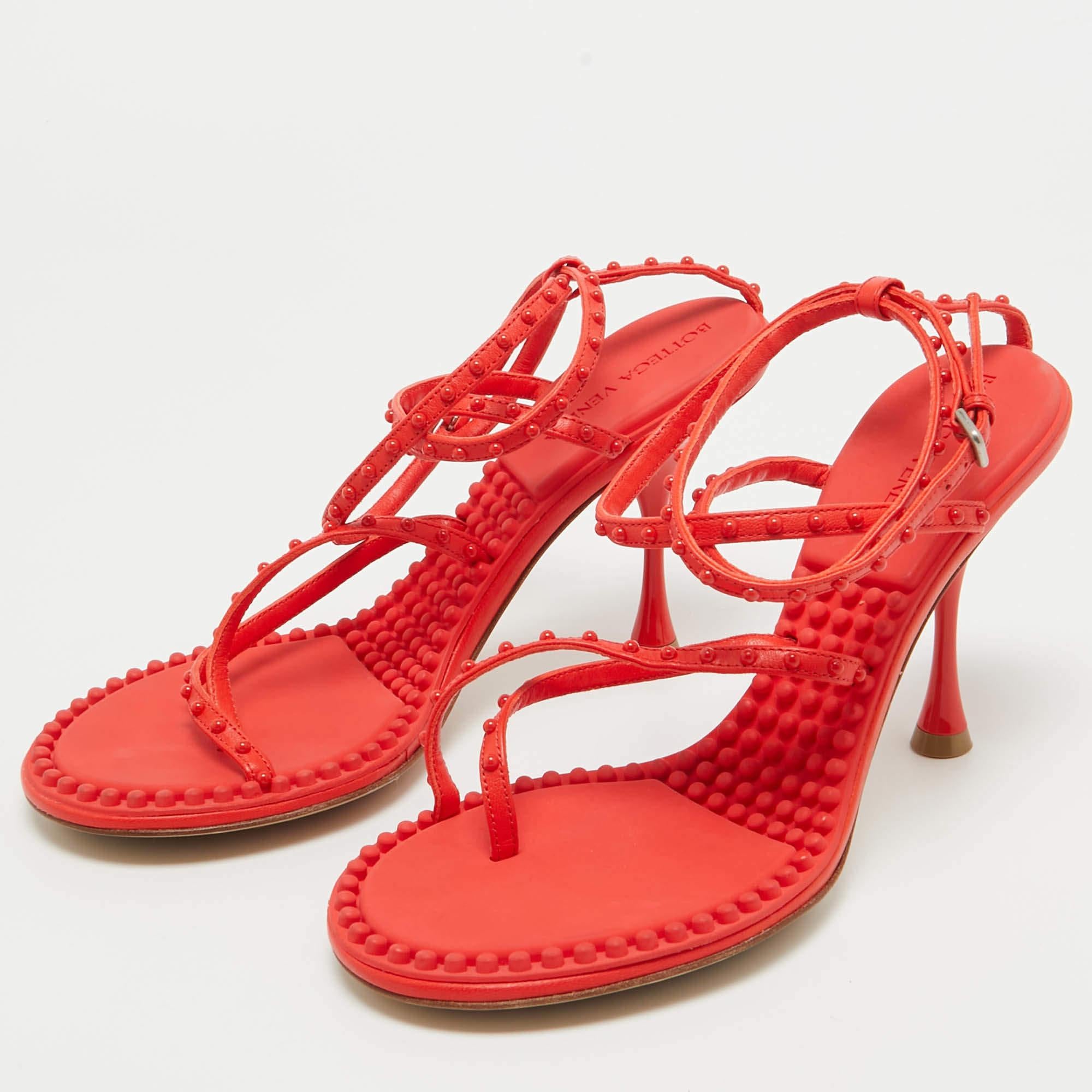 These sandals will frame your feet in an elegant manner. Crafted from quality materials they display a classy design and comfortable insoles.
