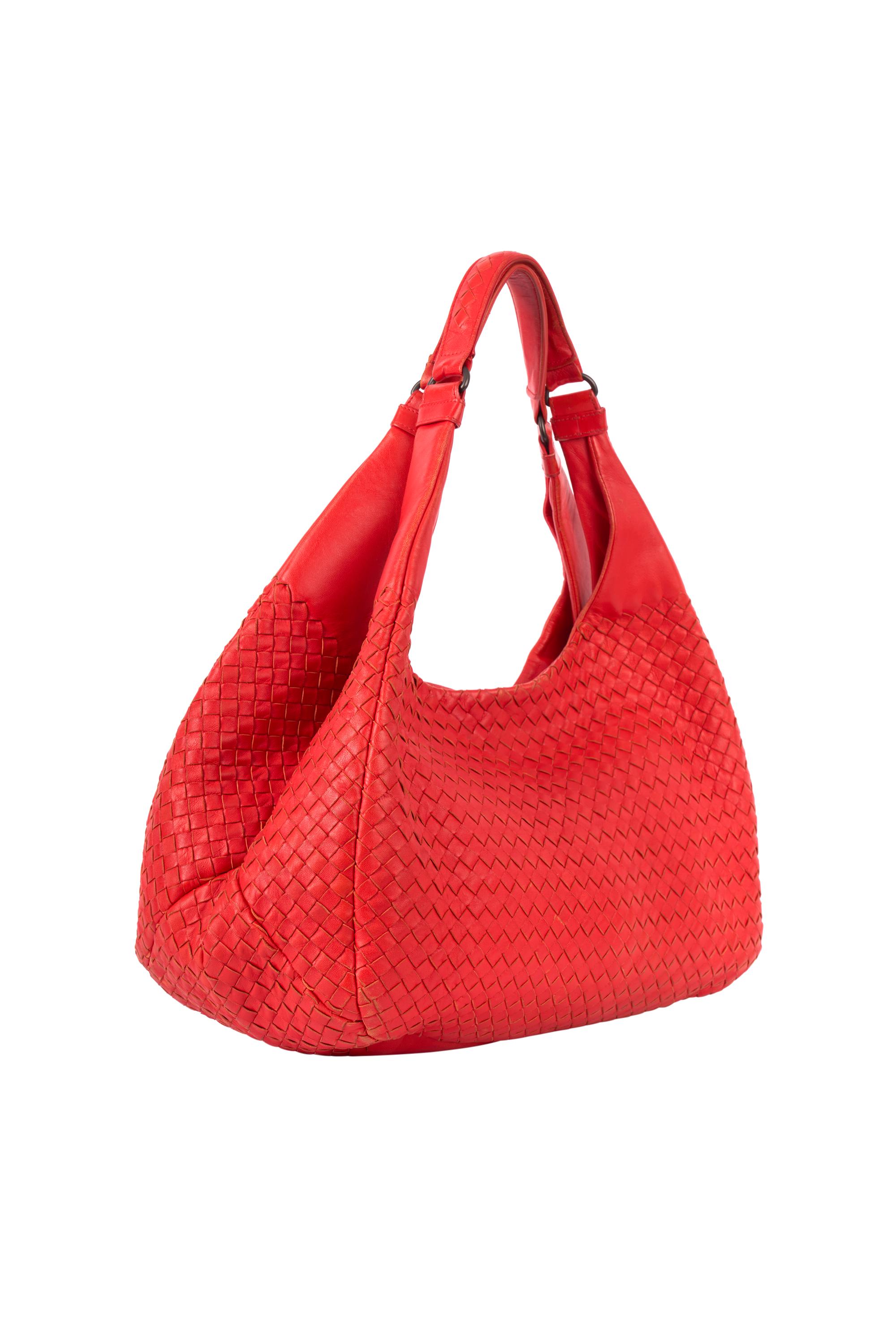 Bottega Veneta One shoulder intrecciato orange leather bag. Feature one internal zipped pocket , beige calfskin lining and brass finish hardware. Fastens with a magnet flap closure.

