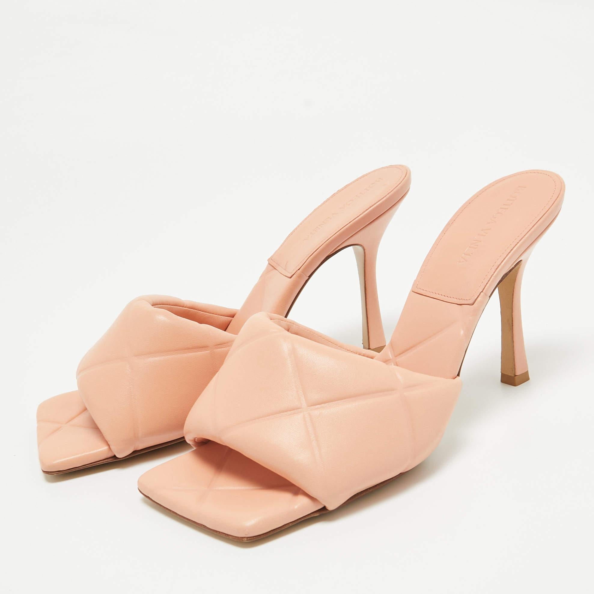 These sandals will frame your feet in an elegant manner. Crafted from quality materials they display a classy design and comfortable insoles.