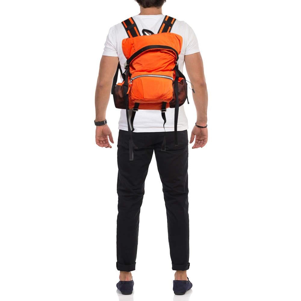 Ce sac à dos pratique et à la mode sera utile pour un usage quotidien ou pour affirmer son style. Il est intelligemment conçu avec un intérieur spacieux pour vos effets personnels. Avec ses deux bretelles, il est prêt à être à vous.