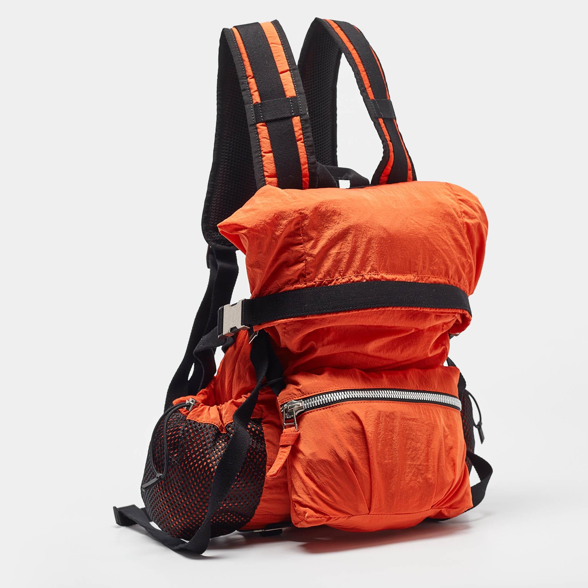 Rouge Sac à dos Bottega Veneta orange en nylon garni de sangles en vente