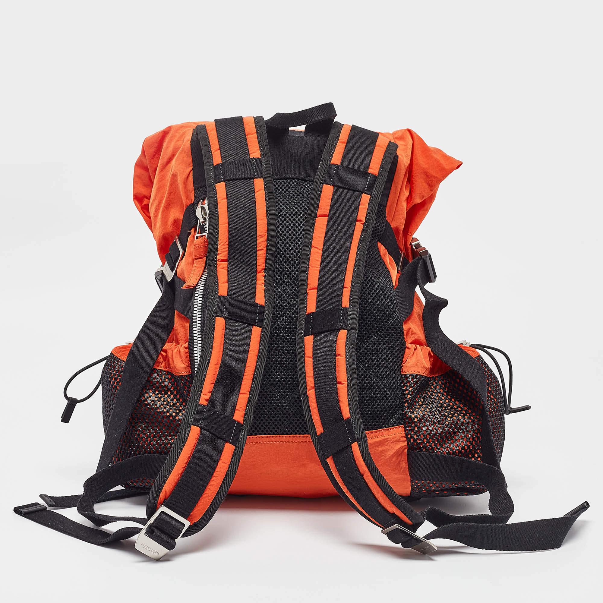 Sac à dos Bottega Veneta orange en nylon garni de sangles Excellent état - En vente à Dubai, Al Qouz 2