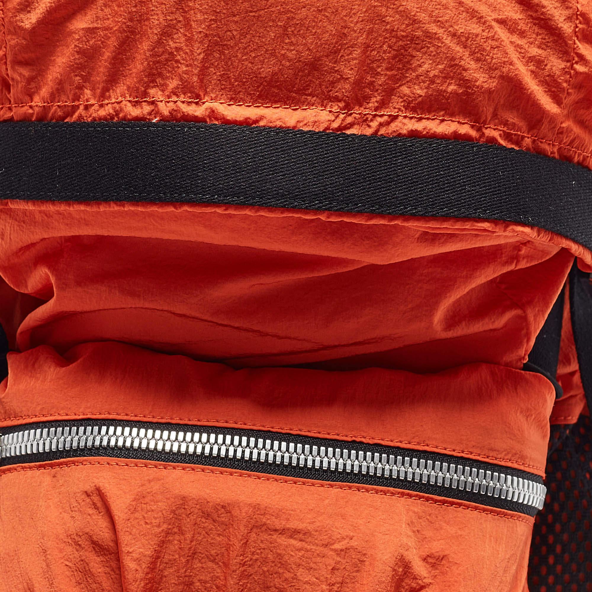 Sac à dos Bottega Veneta orange en nylon garni de sangles Pour hommes en vente