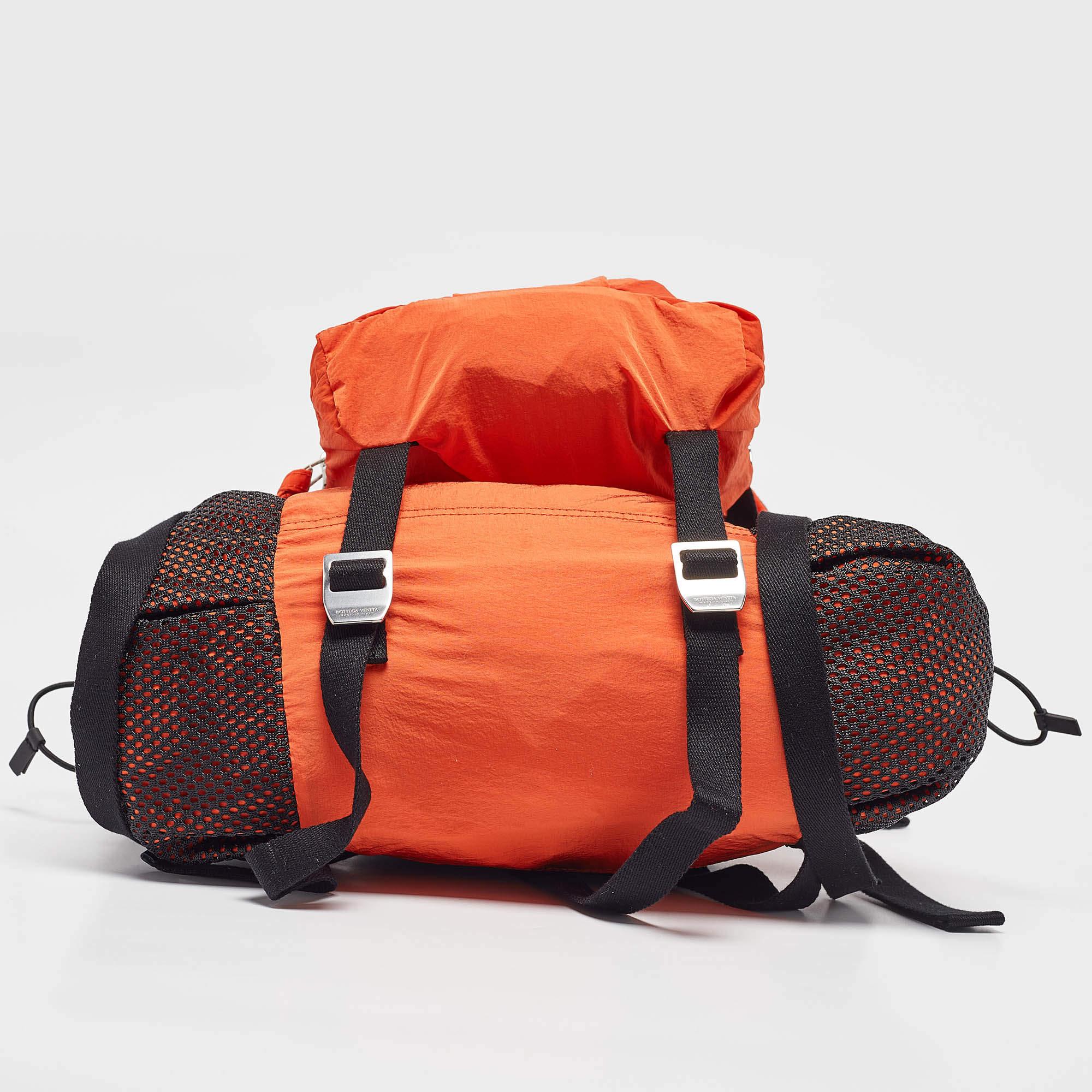 Sac à dos Bottega Veneta orange en nylon garni de sangles en vente 1