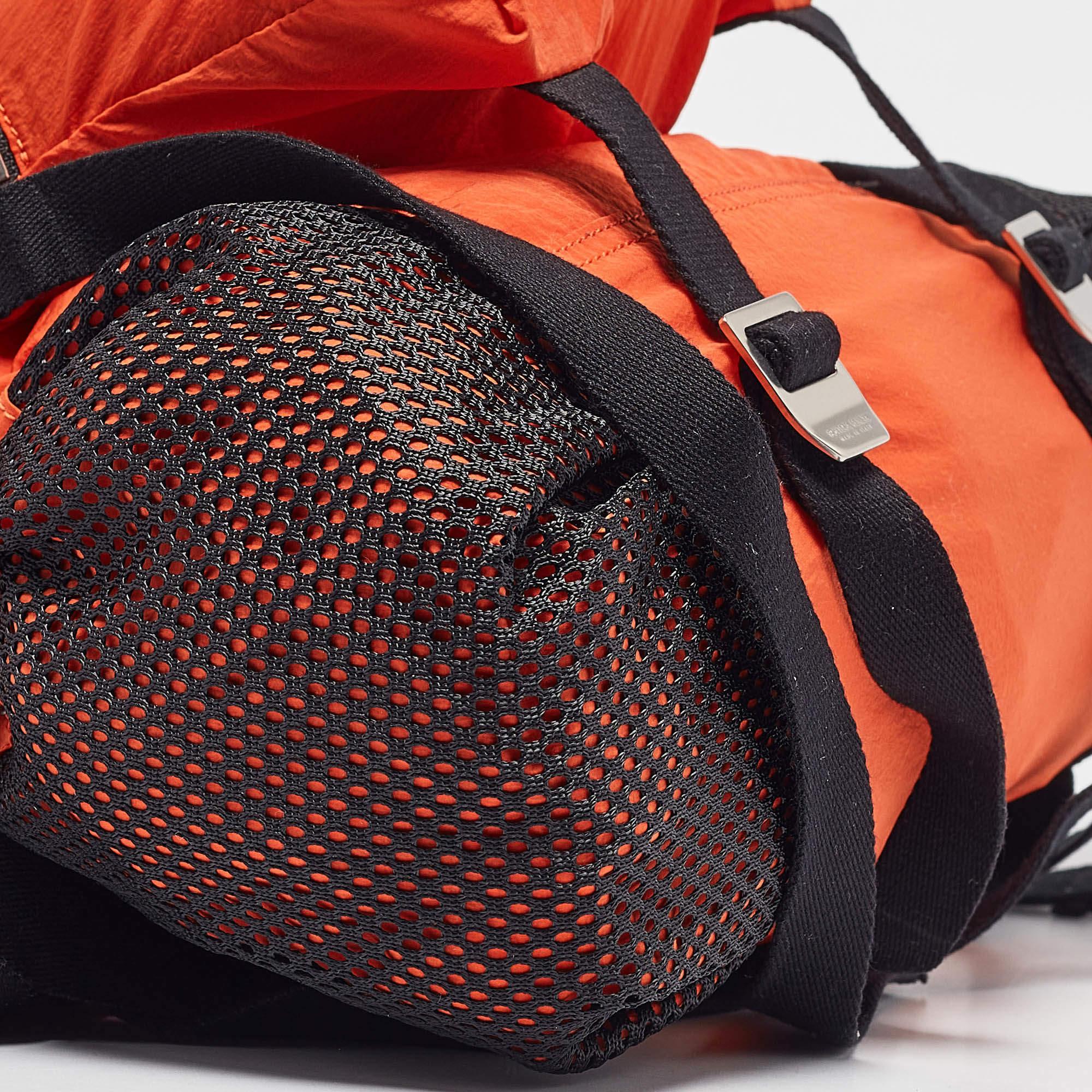 Sac à dos Bottega Veneta orange en nylon garni de sangles en vente 4