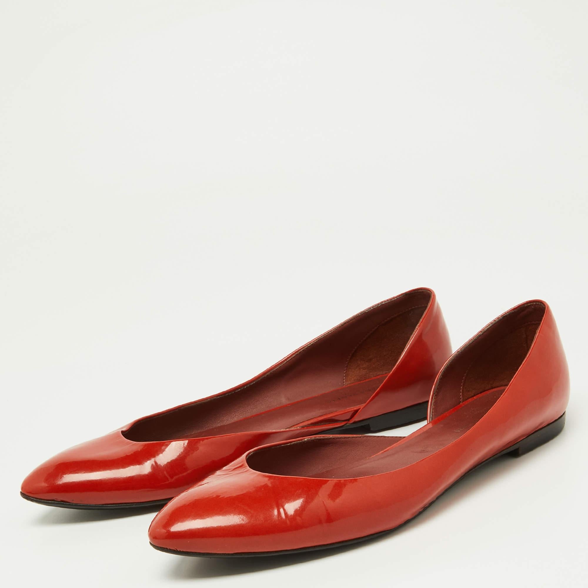 Vervollständigen Sie Ihren Look, indem Sie diese Designer-Balletts zu Ihrer Sammlung von Alltagsschuhen hinzufügen. Sie werden mit viel Geschick gefertigt, um eine perfekte Passform und Stil zu gewährleisten.
